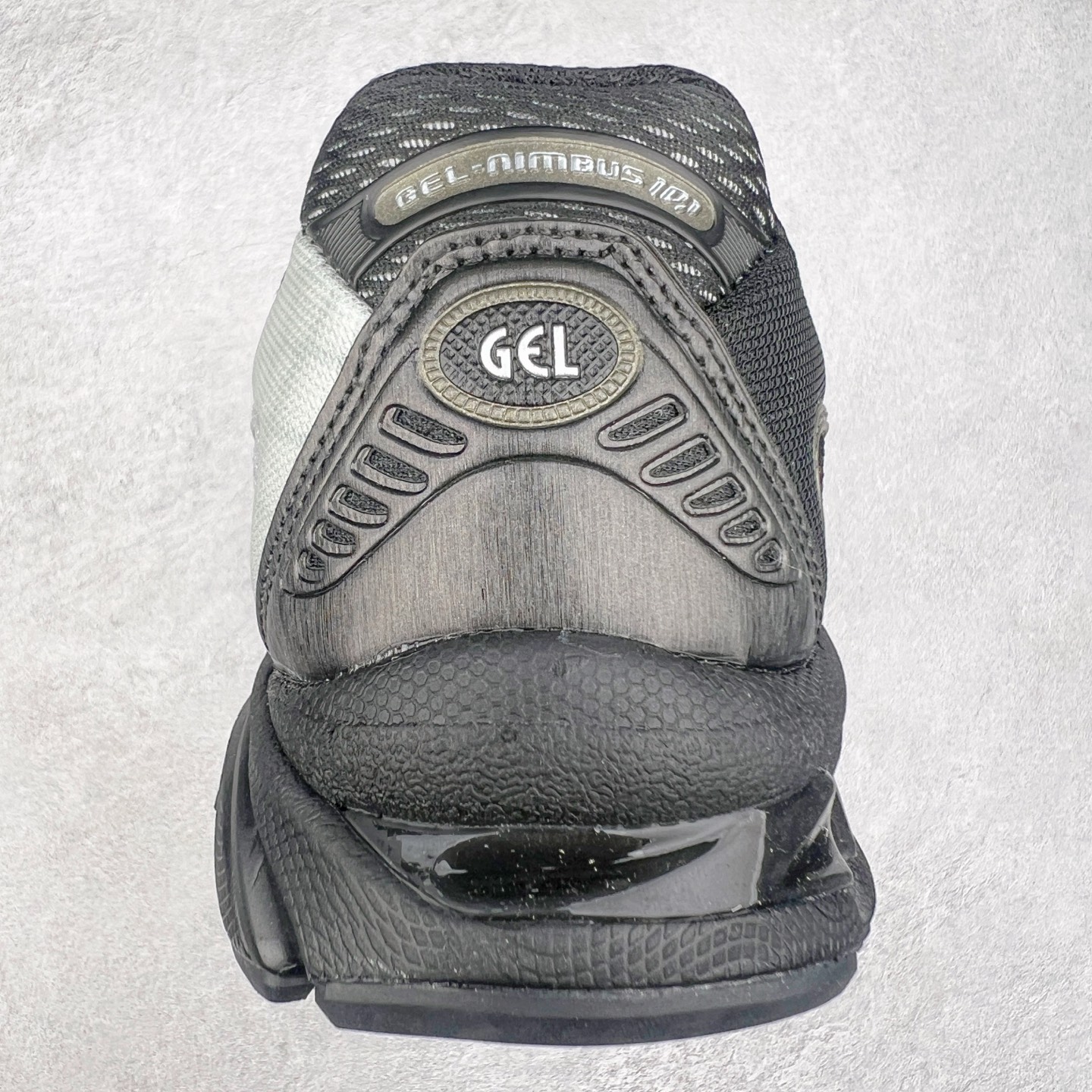 图片[8]-ASICS Gel-Nimbus 10.1 亚瑟士雨云10.1代系列轻量缓震休闲运动跑步鞋 近年来，运动鞋市场迎来了一个新的设计潮流：通过融合艺术与技术，赋予运动鞋更多的时尚元素和创新设计。作为市场中的领导者之一，ASICS（亚瑟士）一向以其技术创新和卓越的鞋款设计著称。而另一个前卫的实验鞋类品牌EMPTY BEHAVIOR，以其非凡的创意和探索，尤其对未来主义和非传统材料的热情撞击，从业界中脱颖而出。两者的合作，以推出特别版的GEL-NIMBUS™ 10.1鞋款——主题为“EVEN MY SHOE IS ART”为标志，为运动鞋设计涉入一个全新的高度。尺码：36 37 37.5 38 39 39.5 40.5 41.5 42 42.5 43.5 44 44.5 45-选品中心