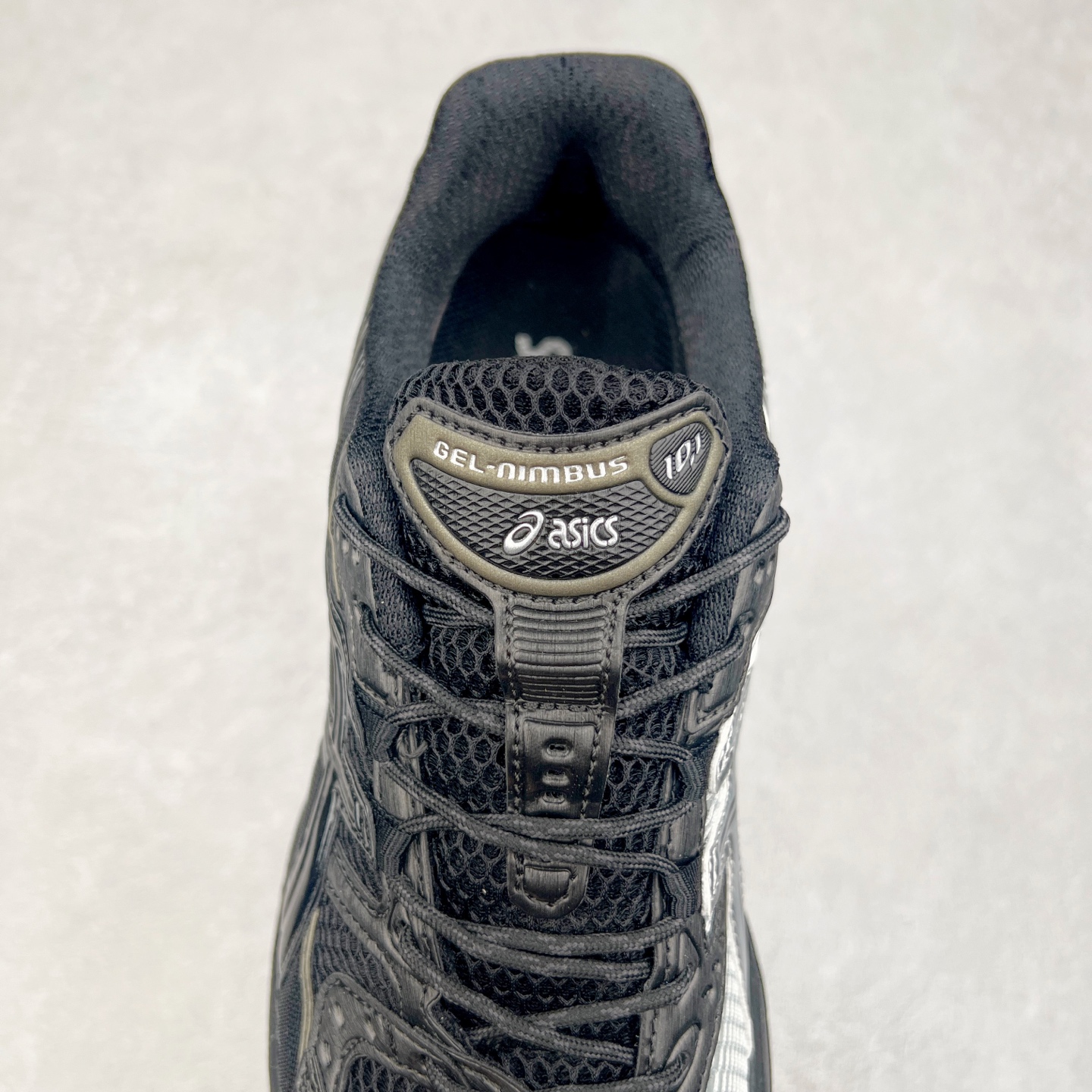 图片[5]-ASICS Gel-Nimbus 10.1 亚瑟士雨云10.1代系列轻量缓震休闲运动跑步鞋 近年来，运动鞋市场迎来了一个新的设计潮流：通过融合艺术与技术，赋予运动鞋更多的时尚元素和创新设计。作为市场中的领导者之一，ASICS（亚瑟士）一向以其技术创新和卓越的鞋款设计著称。而另一个前卫的实验鞋类品牌EMPTY BEHAVIOR，以其非凡的创意和探索，尤其对未来主义和非传统材料的热情撞击，从业界中脱颖而出。两者的合作，以推出特别版的GEL-NIMBUS™ 10.1鞋款——主题为“EVEN MY SHOE IS ART”为标志，为运动鞋设计涉入一个全新的高度。尺码：36 37 37.5 38 39 39.5 40.5 41.5 42 42.5 43.5 44 44.5 45-选品中心
