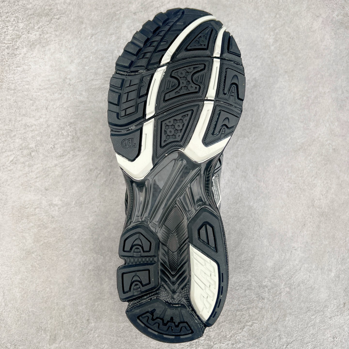 图片[9]-ASICS Gel-Nimbus 10.1 亚瑟士雨云10.1代系列轻量缓震休闲运动跑步鞋 近年来，运动鞋市场迎来了一个新的设计潮流：通过融合艺术与技术，赋予运动鞋更多的时尚元素和创新设计。作为市场中的领导者之一，ASICS（亚瑟士）一向以其技术创新和卓越的鞋款设计著称。而另一个前卫的实验鞋类品牌EMPTY BEHAVIOR，以其非凡的创意和探索，尤其对未来主义和非传统材料的热情撞击，从业界中脱颖而出。两者的合作，以推出特别版的GEL-NIMBUS™ 10.1鞋款——主题为“EVEN MY SHOE IS ART”为标志，为运动鞋设计涉入一个全新的高度。尺码：36 37 37.5 38 39 39.5 40.5 41.5 42 42.5 43.5 44 44.5 45-选品中心