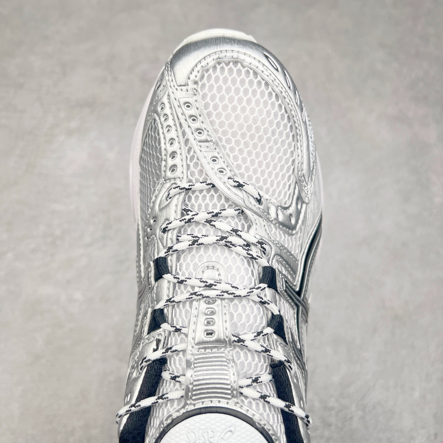 图片[4]-ASICS Gel-Nimbus 10.1 亚瑟士雨云10.1代系列轻量缓震休闲运动跑步鞋 近年来，运动鞋市场迎来了一个新的设计潮流：通过融合艺术与技术，赋予运动鞋更多的时尚元素和创新设计。作为市场中的领导者之一，ASICS（亚瑟士）一向以其技术创新和卓越的鞋款设计著称。而另一个前卫的实验鞋类品牌EMPTY BEHAVIOR，以其非凡的创意和探索，尤其对未来主义和非传统材料的热情撞击，从业界中脱颖而出。两者的合作，以推出特别版的GEL-NIMBUS™ 10.1鞋款——主题为“EVEN MY SHOE IS ART”为标志，为运动鞋设计涉入一个全新的高度。尺码：36 37 37.5 38 39 39.5 40.5 41.5 42 42.5 43.5 44 44.5 45-选品中心