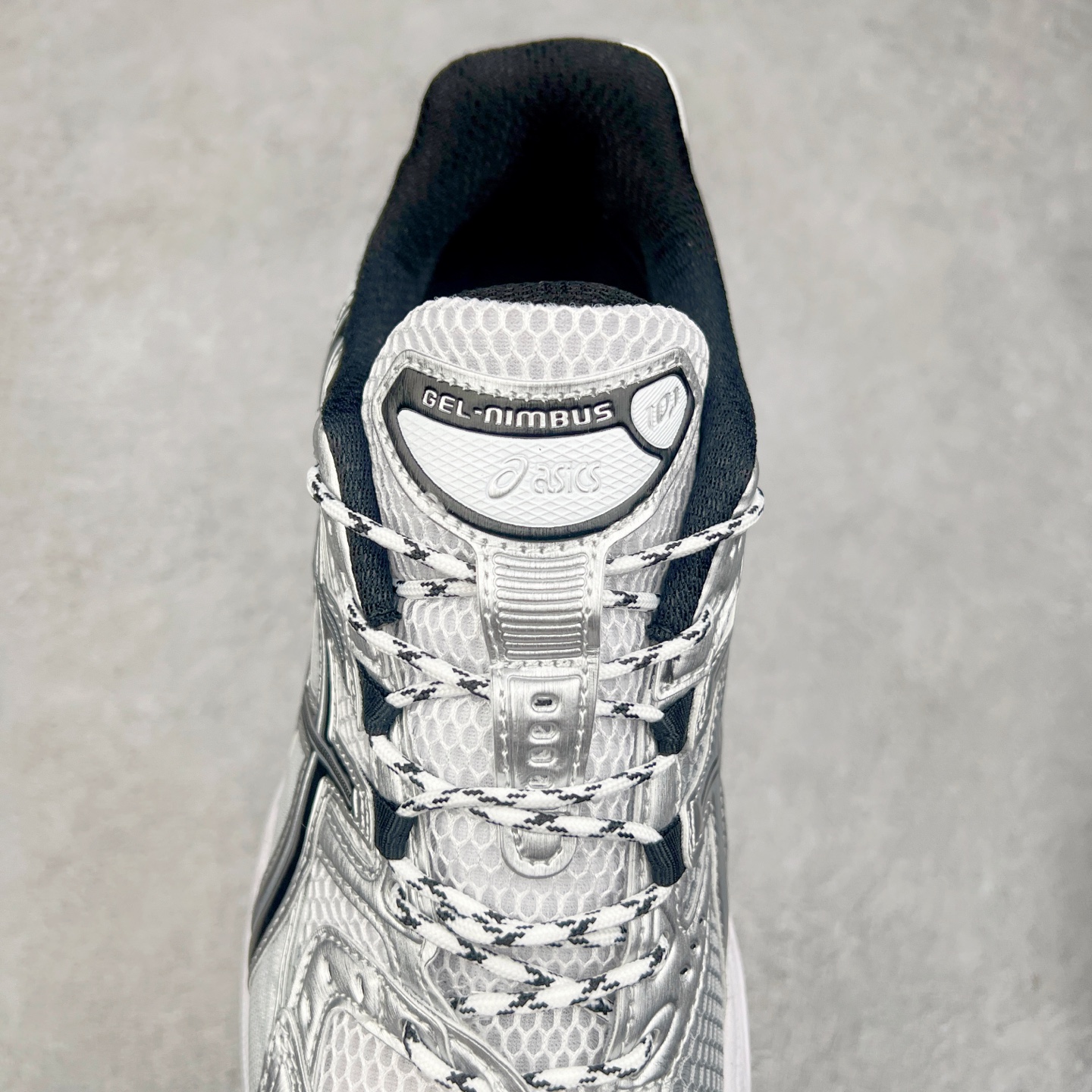 图片[5]-ASICS Gel-Nimbus 10.1 亚瑟士雨云10.1代系列轻量缓震休闲运动跑步鞋 近年来，运动鞋市场迎来了一个新的设计潮流：通过融合艺术与技术，赋予运动鞋更多的时尚元素和创新设计。作为市场中的领导者之一，ASICS（亚瑟士）一向以其技术创新和卓越的鞋款设计著称。而另一个前卫的实验鞋类品牌EMPTY BEHAVIOR，以其非凡的创意和探索，尤其对未来主义和非传统材料的热情撞击，从业界中脱颖而出。两者的合作，以推出特别版的GEL-NIMBUS™ 10.1鞋款——主题为“EVEN MY SHOE IS ART”为标志，为运动鞋设计涉入一个全新的高度。尺码：36 37 37.5 38 39 39.5 40.5 41.5 42 42.5 43.5 44 44.5 45-选品中心