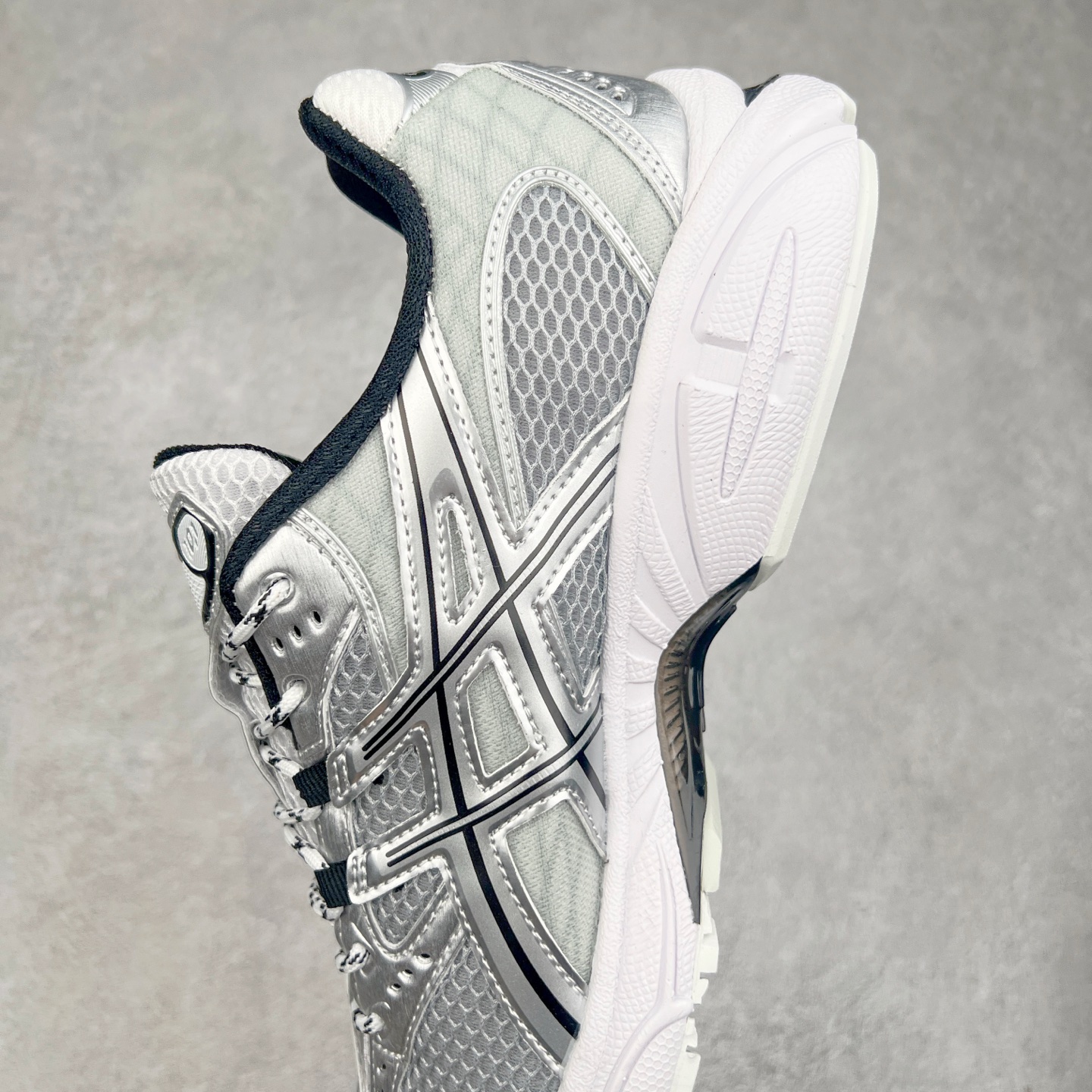 图片[7]-ASICS Gel-Nimbus 10.1 亚瑟士雨云10.1代系列轻量缓震休闲运动跑步鞋 近年来，运动鞋市场迎来了一个新的设计潮流：通过融合艺术与技术，赋予运动鞋更多的时尚元素和创新设计。作为市场中的领导者之一，ASICS（亚瑟士）一向以其技术创新和卓越的鞋款设计著称。而另一个前卫的实验鞋类品牌EMPTY BEHAVIOR，以其非凡的创意和探索，尤其对未来主义和非传统材料的热情撞击，从业界中脱颖而出。两者的合作，以推出特别版的GEL-NIMBUS™ 10.1鞋款——主题为“EVEN MY SHOE IS ART”为标志，为运动鞋设计涉入一个全新的高度。尺码：36 37 37.5 38 39 39.5 40.5 41.5 42 42.5 43.5 44 44.5 45-选品中心