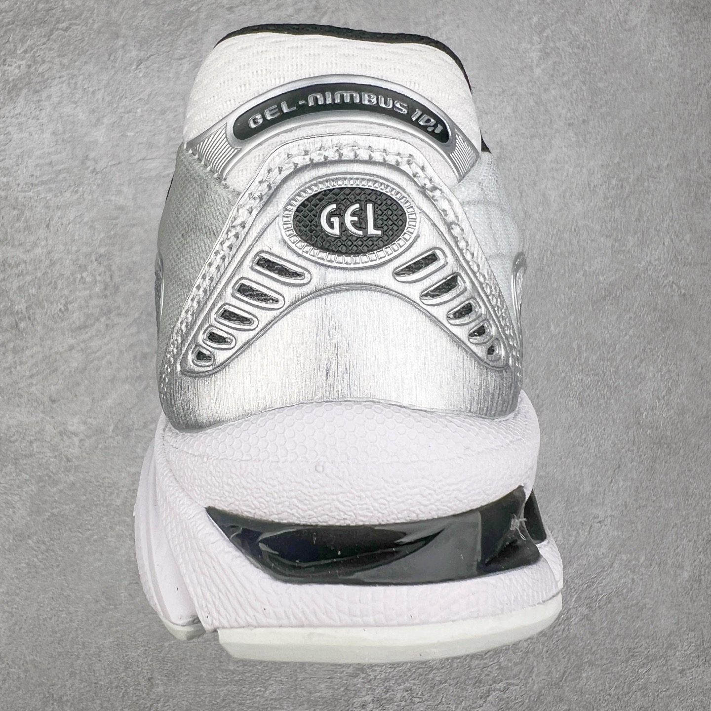 图片[8]-ASICS Gel-Nimbus 10.1 亚瑟士雨云10.1代系列轻量缓震休闲运动跑步鞋 近年来，运动鞋市场迎来了一个新的设计潮流：通过融合艺术与技术，赋予运动鞋更多的时尚元素和创新设计。作为市场中的领导者之一，ASICS（亚瑟士）一向以其技术创新和卓越的鞋款设计著称。而另一个前卫的实验鞋类品牌EMPTY BEHAVIOR，以其非凡的创意和探索，尤其对未来主义和非传统材料的热情撞击，从业界中脱颖而出。两者的合作，以推出特别版的GEL-NIMBUS™ 10.1鞋款——主题为“EVEN MY SHOE IS ART”为标志，为运动鞋设计涉入一个全新的高度。尺码：36 37 37.5 38 39 39.5 40.5 41.5 42 42.5 43.5 44 44.5 45-选品中心