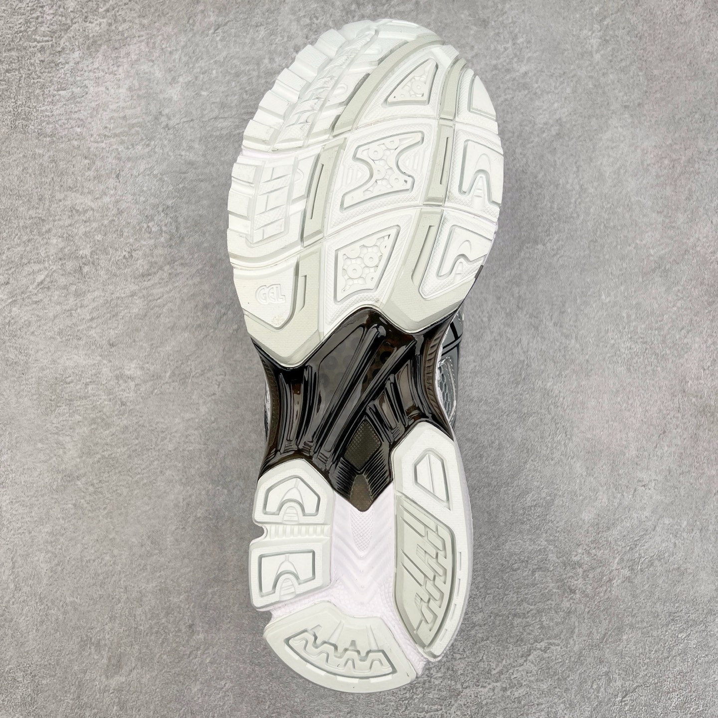 图片[9]-ASICS Gel-Nimbus 10.1 亚瑟士雨云10.1代系列轻量缓震休闲运动跑步鞋 近年来，运动鞋市场迎来了一个新的设计潮流：通过融合艺术与技术，赋予运动鞋更多的时尚元素和创新设计。作为市场中的领导者之一，ASICS（亚瑟士）一向以其技术创新和卓越的鞋款设计著称。而另一个前卫的实验鞋类品牌EMPTY BEHAVIOR，以其非凡的创意和探索，尤其对未来主义和非传统材料的热情撞击，从业界中脱颖而出。两者的合作，以推出特别版的GEL-NIMBUS™ 10.1鞋款——主题为“EVEN MY SHOE IS ART”为标志，为运动鞋设计涉入一个全新的高度。尺码：36 37 37.5 38 39 39.5 40.5 41.5 42 42.5 43.5 44 44.5 45-选品中心