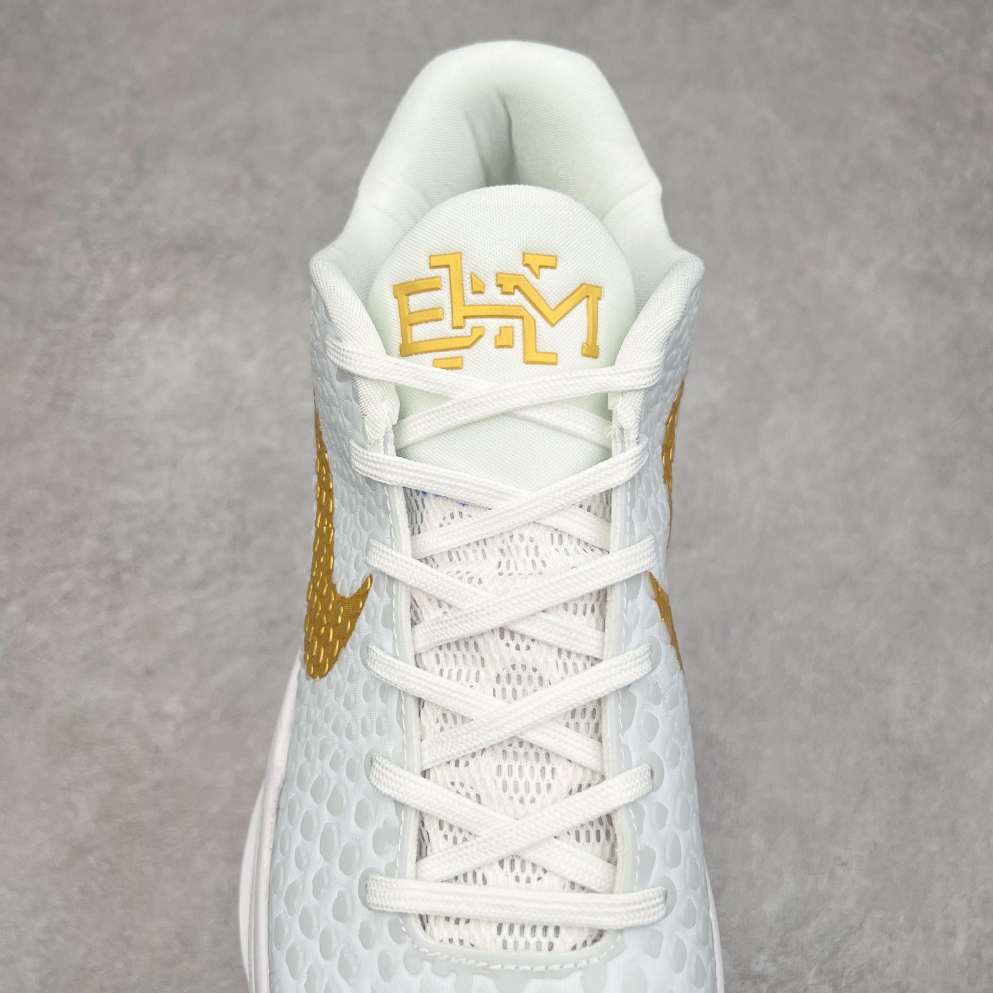 图片[5]-＃福利特价 NK Kobe 6 Protro科比6代专业实战篮球鞋 CW2190-100 采用了复合式的鞋面 内层为透气网面 中层加载Fly wire科技 而外层则用聚氨酯岛状结构塑造出非常逼真的蛇麟纹路 多层的鞋面结构带来了更好的透气性和更有针对性的保护 加入了双层记忆海绵鞋垫 可根据球员脚形自动调节以提高合脚度 使脚感更加柔软舒适 赋予球员非一般的球场舒适感受 尺码：40 40.5 41 42 42.5 43 44 44.5 45 46-选品中心