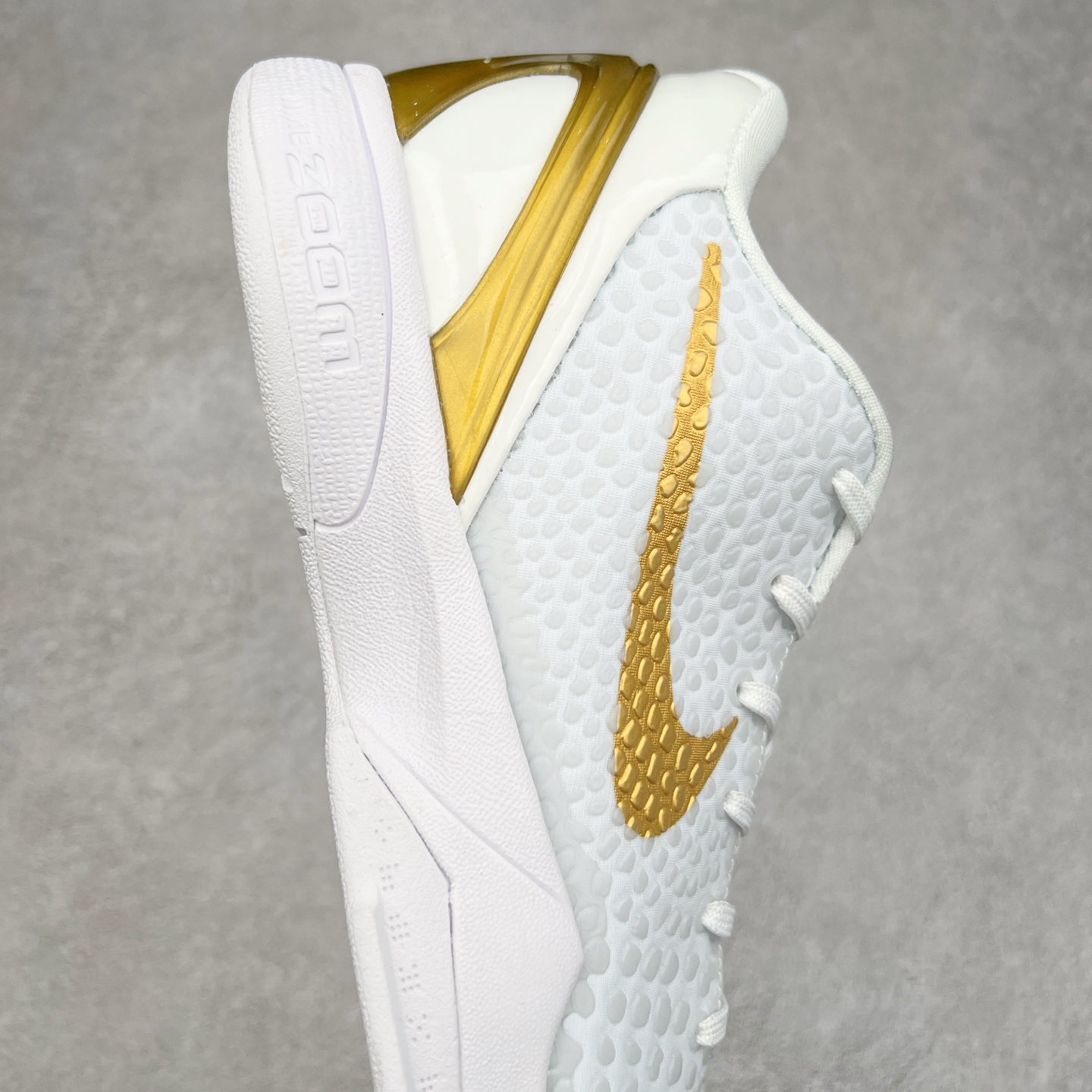 图片[6]-＃福利特价 NK Kobe 6 Protro科比6代专业实战篮球鞋 CW2190-100 采用了复合式的鞋面 内层为透气网面 中层加载Fly wire科技 而外层则用聚氨酯岛状结构塑造出非常逼真的蛇麟纹路 多层的鞋面结构带来了更好的透气性和更有针对性的保护 加入了双层记忆海绵鞋垫 可根据球员脚形自动调节以提高合脚度 使脚感更加柔软舒适 赋予球员非一般的球场舒适感受 尺码：40 40.5 41 42 42.5 43 44 44.5 45 46-选品中心