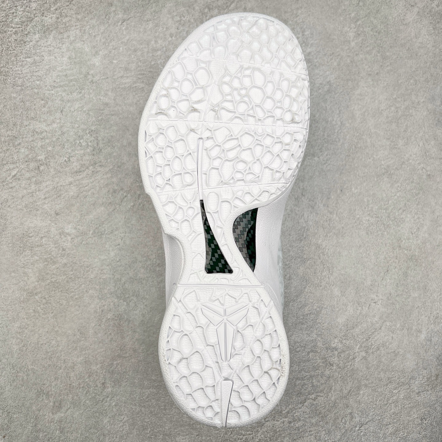 图片[9]-＃福利特价 NK Kobe 6 Protro科比6代专业实战篮球鞋 CW2190-100 采用了复合式的鞋面 内层为透气网面 中层加载Fly wire科技 而外层则用聚氨酯岛状结构塑造出非常逼真的蛇麟纹路 多层的鞋面结构带来了更好的透气性和更有针对性的保护 加入了双层记忆海绵鞋垫 可根据球员脚形自动调节以提高合脚度 使脚感更加柔软舒适 赋予球员非一般的球场舒适感受 尺码：40 40.5 41 42 42.5 43 44 44.5 45 46-选品中心