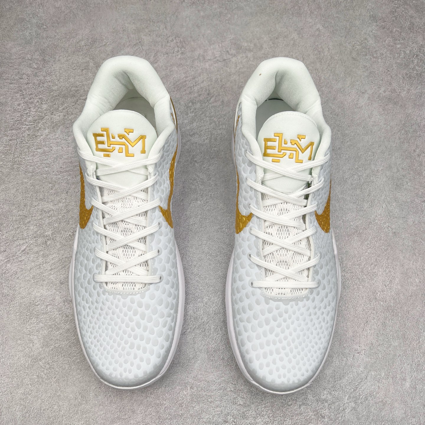 图片[2]-＃福利特价 NK Kobe 6 Protro科比6代专业实战篮球鞋 CW2190-100 采用了复合式的鞋面 内层为透气网面 中层加载Fly wire科技 而外层则用聚氨酯岛状结构塑造出非常逼真的蛇麟纹路 多层的鞋面结构带来了更好的透气性和更有针对性的保护 加入了双层记忆海绵鞋垫 可根据球员脚形自动调节以提高合脚度 使脚感更加柔软舒适 赋予球员非一般的球场舒适感受 尺码：40 40.5 41 42 42.5 43 44 44.5 45 46-选品中心