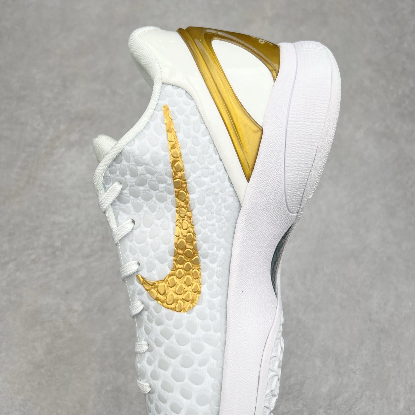 图片[7]-＃福利特价 NK Kobe 6 Protro科比6代专业实战篮球鞋 CW2190-100 采用了复合式的鞋面 内层为透气网面 中层加载Fly wire科技 而外层则用聚氨酯岛状结构塑造出非常逼真的蛇麟纹路 多层的鞋面结构带来了更好的透气性和更有针对性的保护 加入了双层记忆海绵鞋垫 可根据球员脚形自动调节以提高合脚度 使脚感更加柔软舒适 赋予球员非一般的球场舒适感受 尺码：40 40.5 41 42 42.5 43 44 44.5 45 46-选品中心