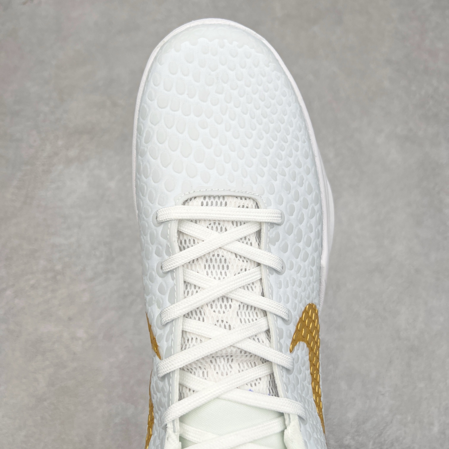 图片[4]-＃福利特价 NK Kobe 6 Protro科比6代专业实战篮球鞋 CW2190-100 采用了复合式的鞋面 内层为透气网面 中层加载Fly wire科技 而外层则用聚氨酯岛状结构塑造出非常逼真的蛇麟纹路 多层的鞋面结构带来了更好的透气性和更有针对性的保护 加入了双层记忆海绵鞋垫 可根据球员脚形自动调节以提高合脚度 使脚感更加柔软舒适 赋予球员非一般的球场舒适感受 尺码：40 40.5 41 42 42.5 43 44 44.5 45 46-选品中心