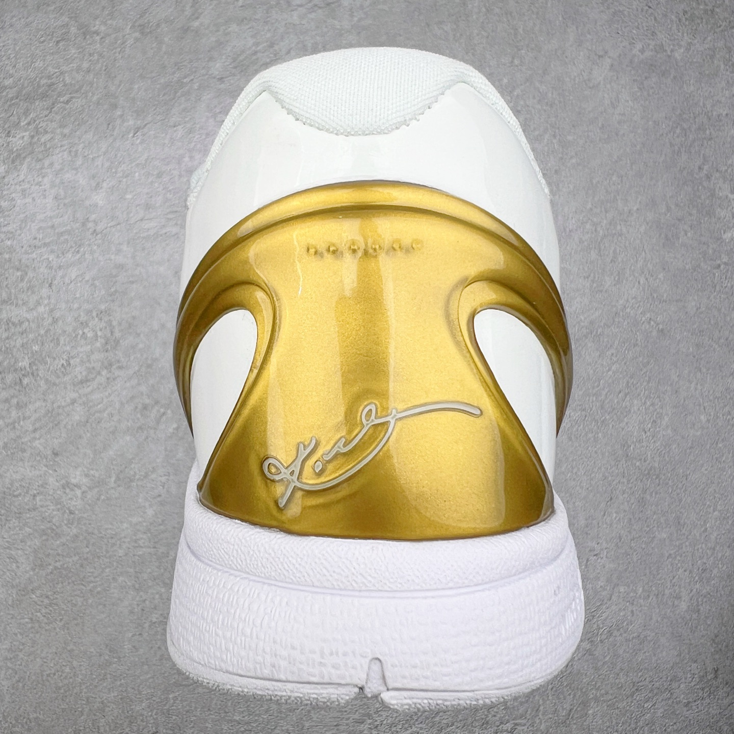 图片[8]-＃福利特价 NK Kobe 6 Protro科比6代专业实战篮球鞋 CW2190-100 采用了复合式的鞋面 内层为透气网面 中层加载Fly wire科技 而外层则用聚氨酯岛状结构塑造出非常逼真的蛇麟纹路 多层的鞋面结构带来了更好的透气性和更有针对性的保护 加入了双层记忆海绵鞋垫 可根据球员脚形自动调节以提高合脚度 使脚感更加柔软舒适 赋予球员非一般的球场舒适感受 尺码：40 40.5 41 42 42.5 43 44 44.5 45 46-选品中心