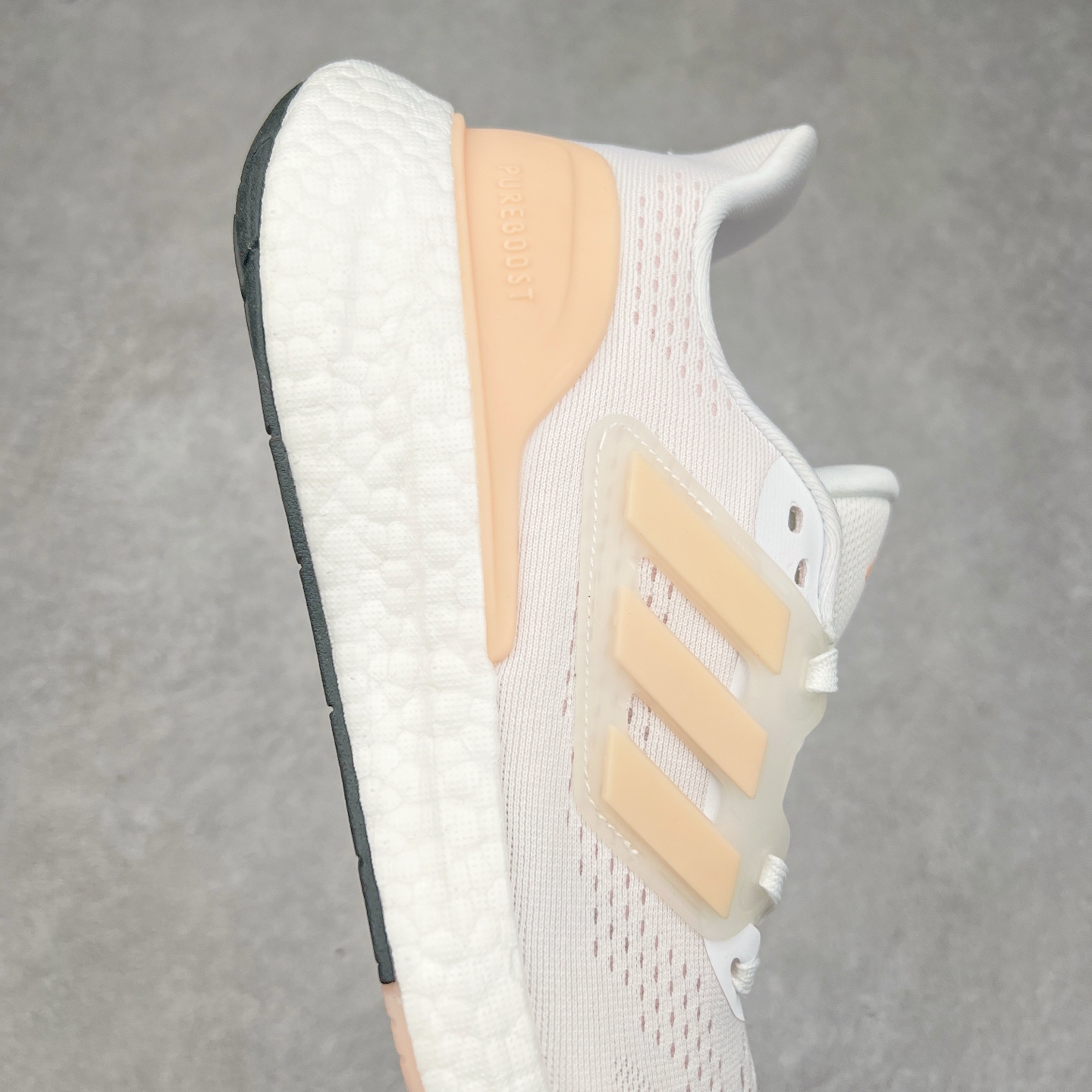 图片[6]-＃福利特价 AD PureBoost PB22 爆米花缓震跑步鞋 鞋面由可回收材料制成透气贴合 打造经典潮流风格 Boost中底提供良好缓冲性能 穿着舒适 橡胶外底搭配防滑鞋底底纹设计轻便舒适 防滑耐穿 尺码：36 36.5 37 38 38.5 39 40 40.5 41 42 42.5 43 44 44.5 45-选品中心