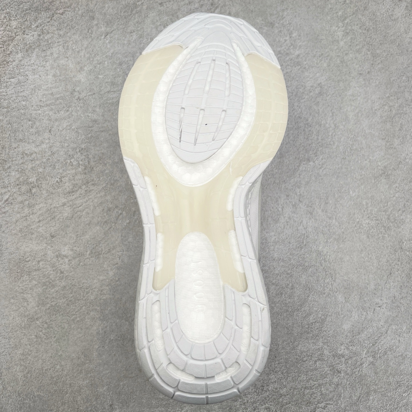 图片[9]-＃福利特价 AD PureBoost PB22 爆米花缓震跑步鞋 鞋面由可回收材料制成透气贴合 打造经典潮流风格 Boost中底提供良好缓冲性能 穿着舒适 橡胶外底搭配防滑鞋底底纹设计轻便舒适 防滑耐穿 尺码：36 36.5 37 38 38.5 39 40 40.5 41 42 42.5 43 44 44.5 45-选品中心