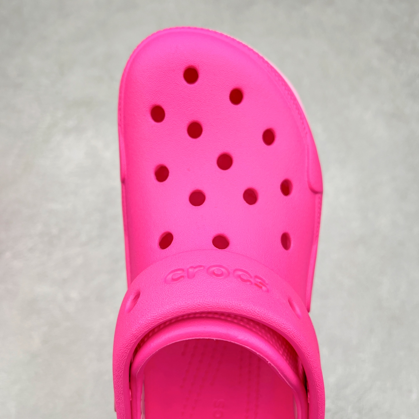 图片[4]-＃DG莞产 Crocs Bubble Crush Reflector 卡骆驰贝壳泡芙休闲沙滩洞洞鞋拖鞋凉鞋鞋 透明防水袋包装 注意配件需单独购买 超轻Croslite专利材料打造 鞋面更加耐用易清洗 该鞋款轻盈舒适 2002年 经典克骆格诞生 秉承外形简单 穿着舒适的初衷 不断为消费者带来舒适的穿着体验 穿出“趣”味 鞋面洞洞可搭彰显个性的智必星 一鞋两穿 可调节式后跟带增添鞋身的稳固性能 放前面变成愜意舒适的凉拖 放后面行走跑跳更加稳妥 Croslite ™材料 封闭式细胞树脂 能够在体温作用下自动变形以适应脚部形状 涉水性优秀的同时易于清洁 抓地力强 不易打滑 Crocs的核心理念：轻便 灵活 全方位的舒适感 同步官方尺码：M4（36-37） M5（37-38）M6（38-39）M7（39-40）-选品中心