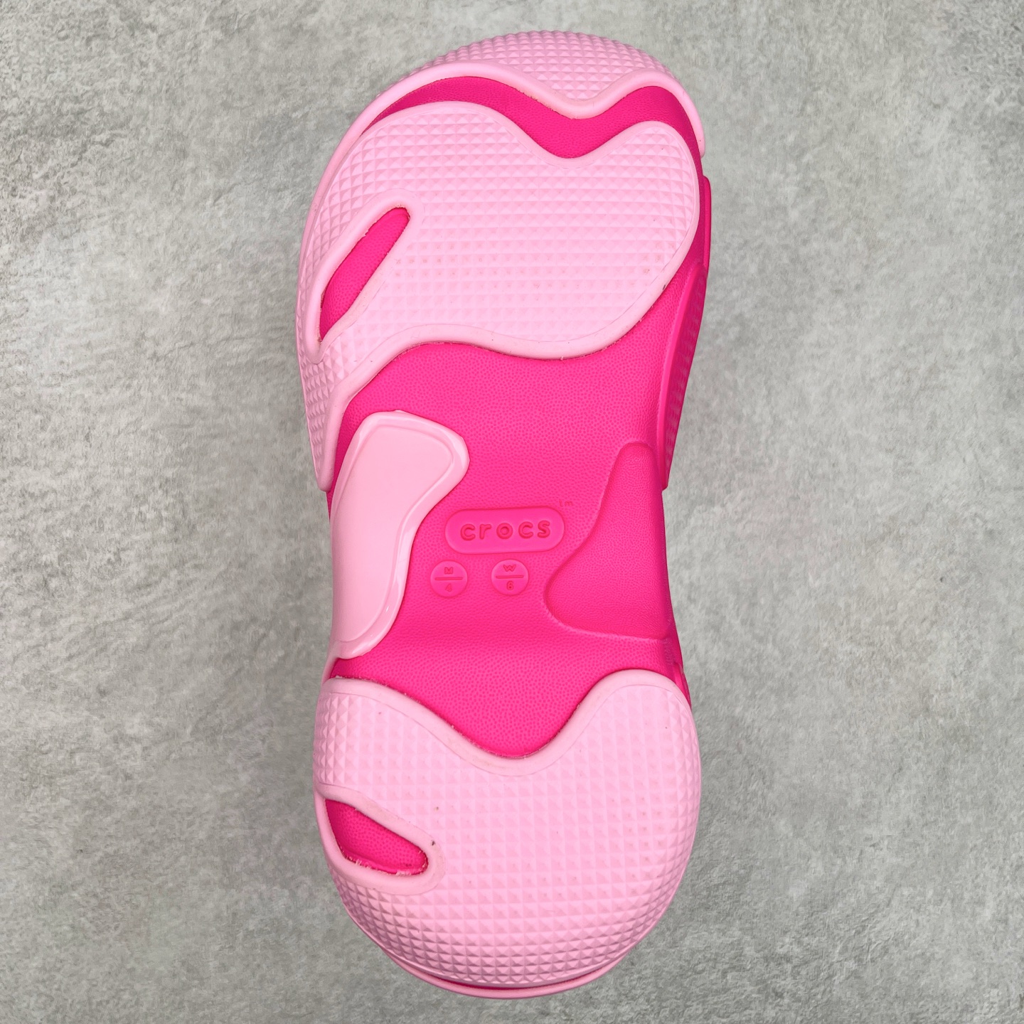 图片[9]-＃DG莞产 Crocs Bubble Crush Reflector 卡骆驰贝壳泡芙休闲沙滩洞洞鞋拖鞋凉鞋鞋 透明防水袋包装 注意配件需单独购买 超轻Croslite专利材料打造 鞋面更加耐用易清洗 该鞋款轻盈舒适 2002年 经典克骆格诞生 秉承外形简单 穿着舒适的初衷 不断为消费者带来舒适的穿着体验 穿出“趣”味 鞋面洞洞可搭彰显个性的智必星 一鞋两穿 可调节式后跟带增添鞋身的稳固性能 放前面变成愜意舒适的凉拖 放后面行走跑跳更加稳妥 Croslite ™材料 封闭式细胞树脂 能够在体温作用下自动变形以适应脚部形状 涉水性优秀的同时易于清洁 抓地力强 不易打滑 Crocs的核心理念：轻便 灵活 全方位的舒适感 同步官方尺码：M4（36-37） M5（37-38）M6（38-39）M7（39-40）-选品中心