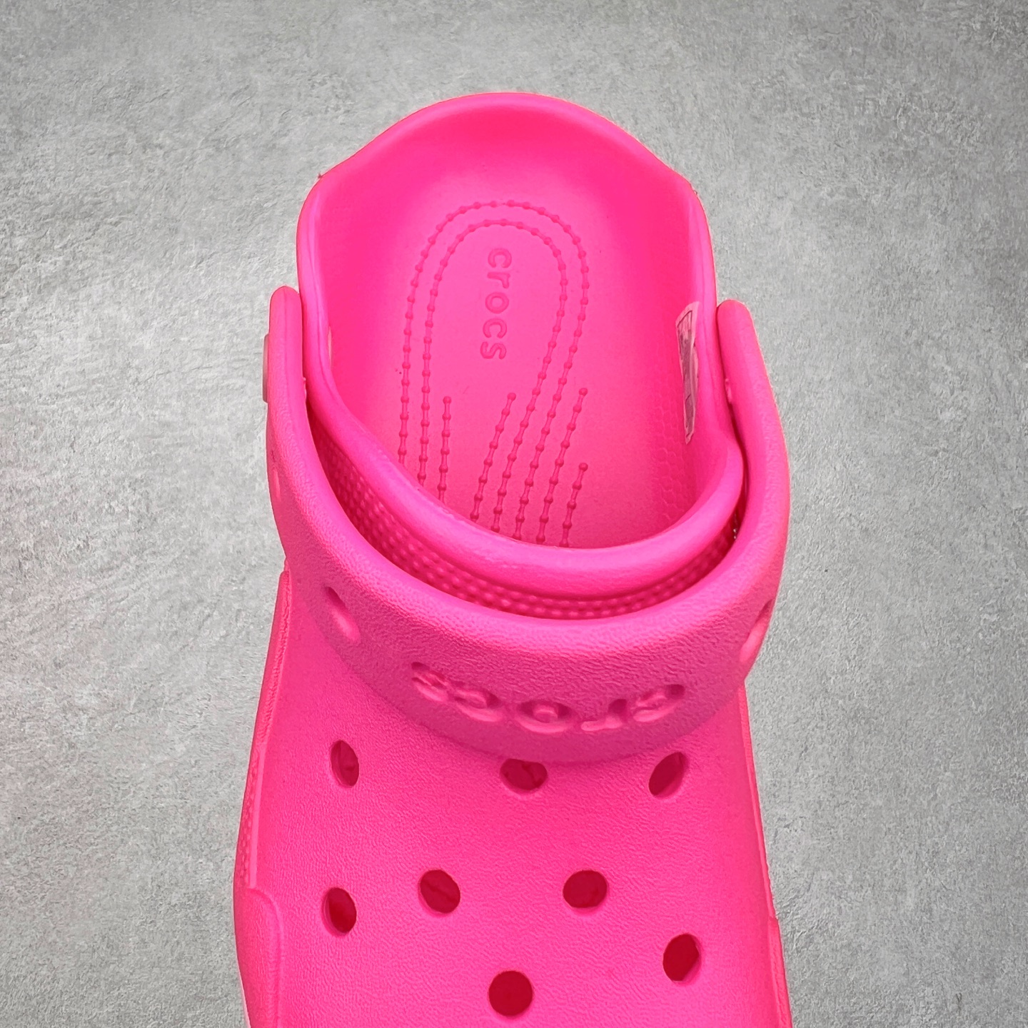 图片[5]-＃DG莞产 Crocs Bubble Crush Reflector 卡骆驰贝壳泡芙休闲沙滩洞洞鞋拖鞋凉鞋鞋 透明防水袋包装 注意配件需单独购买 超轻Croslite专利材料打造 鞋面更加耐用易清洗 该鞋款轻盈舒适 2002年 经典克骆格诞生 秉承外形简单 穿着舒适的初衷 不断为消费者带来舒适的穿着体验 穿出“趣”味 鞋面洞洞可搭彰显个性的智必星 一鞋两穿 可调节式后跟带增添鞋身的稳固性能 放前面变成愜意舒适的凉拖 放后面行走跑跳更加稳妥 Croslite ™材料 封闭式细胞树脂 能够在体温作用下自动变形以适应脚部形状 涉水性优秀的同时易于清洁 抓地力强 不易打滑 Crocs的核心理念：轻便 灵活 全方位的舒适感 同步官方尺码：M4（36-37） M5（37-38）M6（38-39）M7（39-40）-选品中心