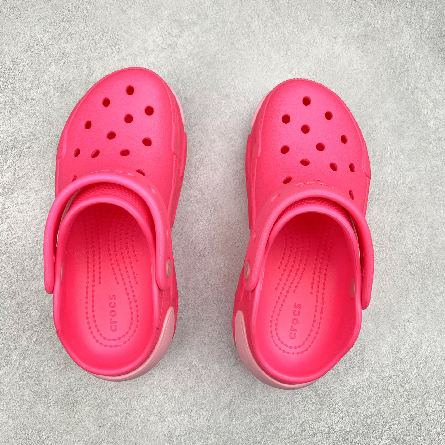 图片[3]-＃DG莞产 Crocs Bubble Crush Reflector 卡骆驰贝壳泡芙休闲沙滩洞洞鞋拖鞋凉鞋鞋 透明防水袋包装 注意配件需单独购买 超轻Croslite专利材料打造 鞋面更加耐用易清洗 该鞋款轻盈舒适 2002年 经典克骆格诞生 秉承外形简单 穿着舒适的初衷 不断为消费者带来舒适的穿着体验 穿出“趣”味 鞋面洞洞可搭彰显个性的智必星 一鞋两穿 可调节式后跟带增添鞋身的稳固性能 放前面变成愜意舒适的凉拖 放后面行走跑跳更加稳妥 Croslite ™材料 封闭式细胞树脂 能够在体温作用下自动变形以适应脚部形状 涉水性优秀的同时易于清洁 抓地力强 不易打滑 Crocs的核心理念：轻便 灵活 全方位的舒适感 同步官方尺码：M4（36-37） M5（37-38）M6（38-39）M7（39-40）-选品中心