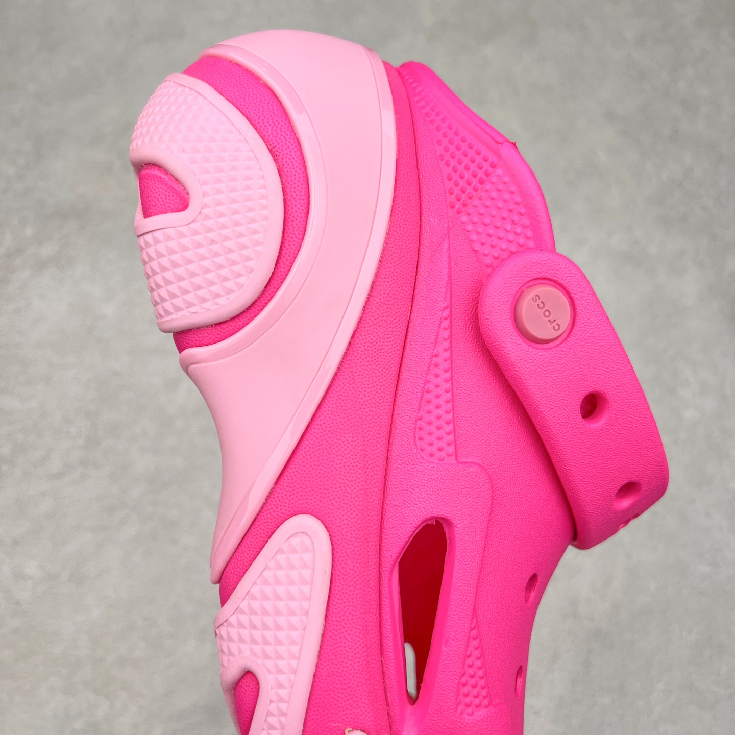 图片[6]-＃DG莞产 Crocs Bubble Crush Reflector 卡骆驰贝壳泡芙休闲沙滩洞洞鞋拖鞋凉鞋鞋 透明防水袋包装 注意配件需单独购买 超轻Croslite专利材料打造 鞋面更加耐用易清洗 该鞋款轻盈舒适 2002年 经典克骆格诞生 秉承外形简单 穿着舒适的初衷 不断为消费者带来舒适的穿着体验 穿出“趣”味 鞋面洞洞可搭彰显个性的智必星 一鞋两穿 可调节式后跟带增添鞋身的稳固性能 放前面变成愜意舒适的凉拖 放后面行走跑跳更加稳妥 Croslite ™材料 封闭式细胞树脂 能够在体温作用下自动变形以适应脚部形状 涉水性优秀的同时易于清洁 抓地力强 不易打滑 Crocs的核心理念：轻便 灵活 全方位的舒适感 同步官方尺码：M4（36-37） M5（37-38）M6（38-39）M7（39-40）-选品中心