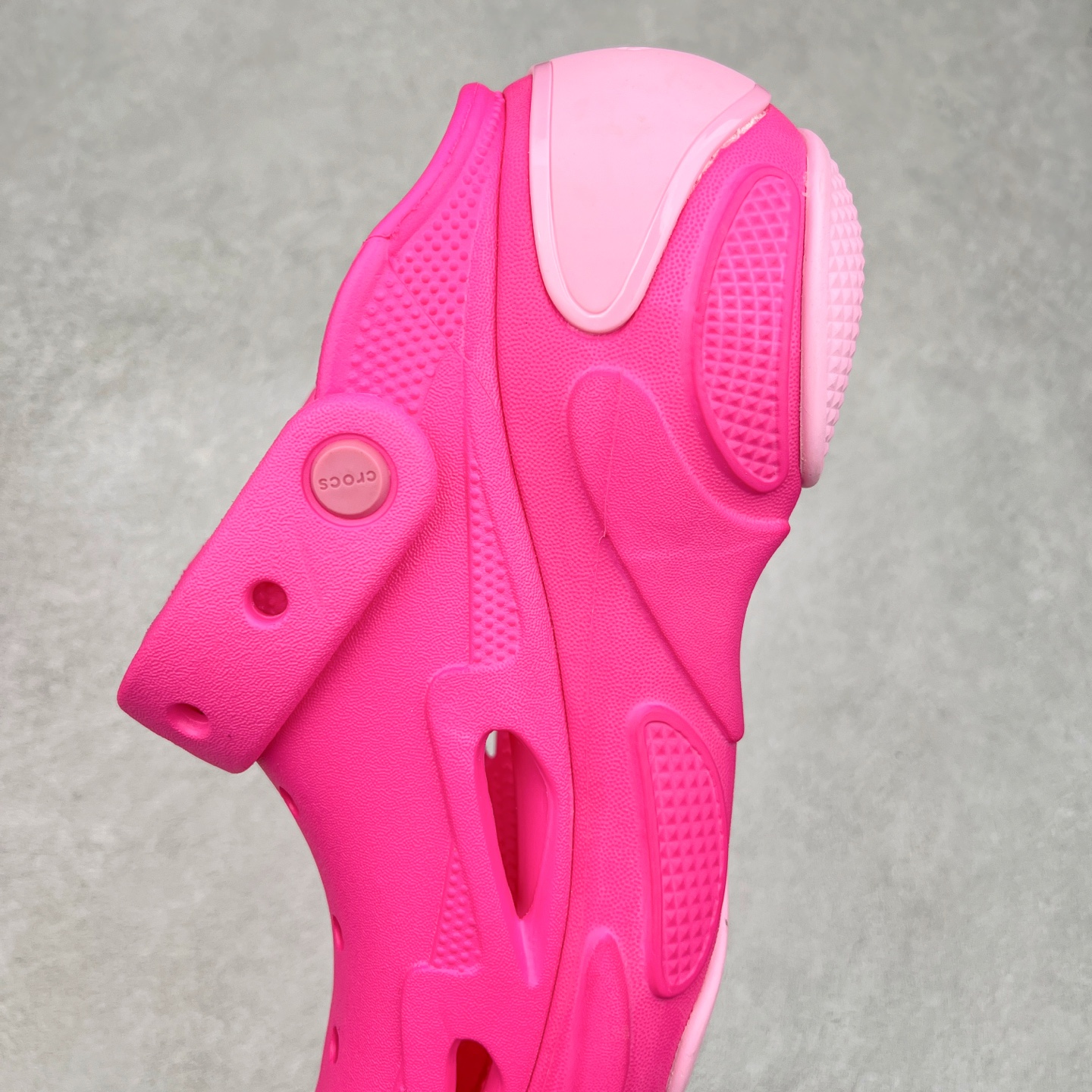 图片[7]-＃DG莞产 Crocs Bubble Crush Reflector 卡骆驰贝壳泡芙休闲沙滩洞洞鞋拖鞋凉鞋鞋 透明防水袋包装 注意配件需单独购买 超轻Croslite专利材料打造 鞋面更加耐用易清洗 该鞋款轻盈舒适 2002年 经典克骆格诞生 秉承外形简单 穿着舒适的初衷 不断为消费者带来舒适的穿着体验 穿出“趣”味 鞋面洞洞可搭彰显个性的智必星 一鞋两穿 可调节式后跟带增添鞋身的稳固性能 放前面变成愜意舒适的凉拖 放后面行走跑跳更加稳妥 Croslite ™材料 封闭式细胞树脂 能够在体温作用下自动变形以适应脚部形状 涉水性优秀的同时易于清洁 抓地力强 不易打滑 Crocs的核心理念：轻便 灵活 全方位的舒适感 同步官方尺码：M4（36-37） M5（37-38）M6（38-39）M7（39-40）-选品中心