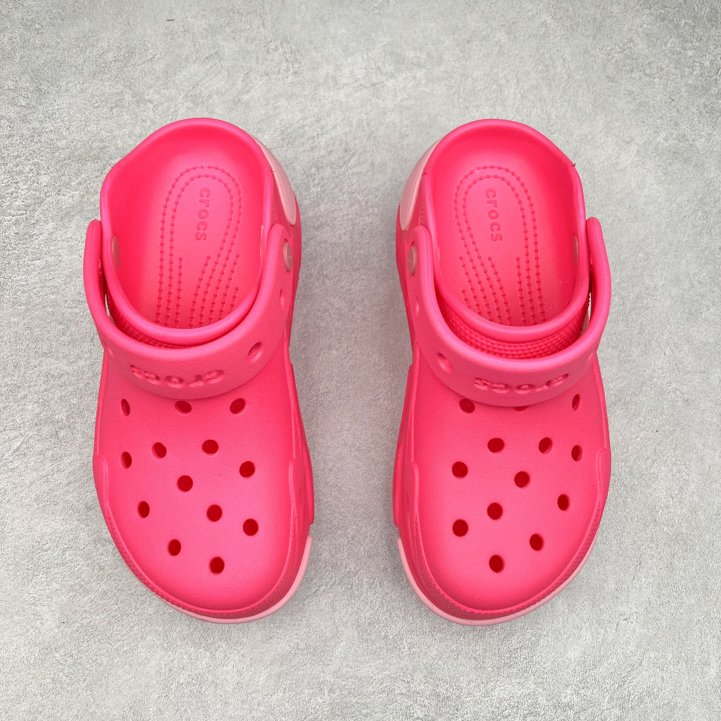 图片[2]-＃DG莞产 Crocs Bubble Crush Reflector 卡骆驰贝壳泡芙休闲沙滩洞洞鞋拖鞋凉鞋鞋 透明防水袋包装 注意配件需单独购买 超轻Croslite专利材料打造 鞋面更加耐用易清洗 该鞋款轻盈舒适 2002年 经典克骆格诞生 秉承外形简单 穿着舒适的初衷 不断为消费者带来舒适的穿着体验 穿出“趣”味 鞋面洞洞可搭彰显个性的智必星 一鞋两穿 可调节式后跟带增添鞋身的稳固性能 放前面变成愜意舒适的凉拖 放后面行走跑跳更加稳妥 Croslite ™材料 封闭式细胞树脂 能够在体温作用下自动变形以适应脚部形状 涉水性优秀的同时易于清洁 抓地力强 不易打滑 Crocs的核心理念：轻便 灵活 全方位的舒适感 同步官方尺码：M4（36-37） M5（37-38）M6（38-39）M7（39-40）-选品中心