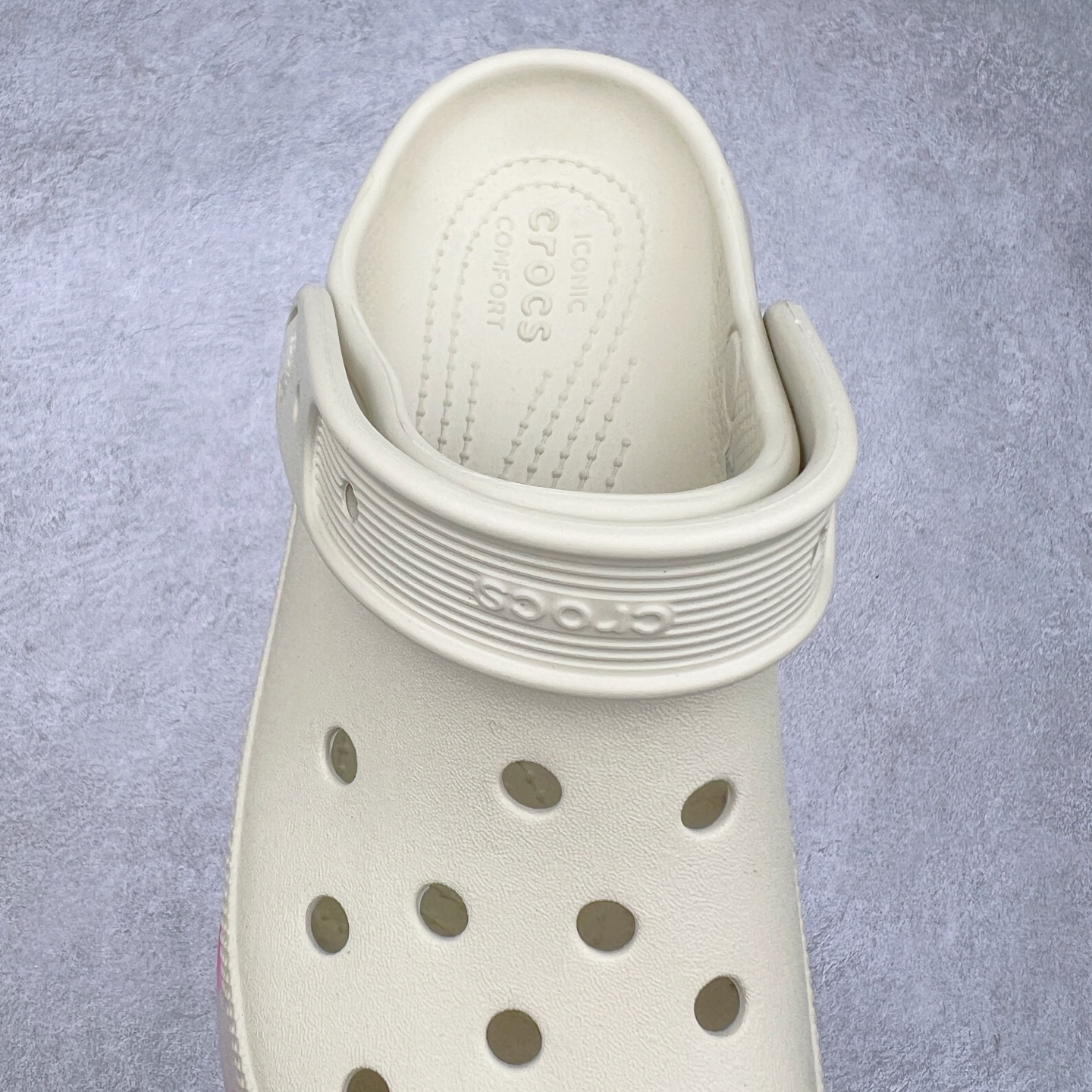 图片[5]-＃DG莞产 Crocs Classic Clog 卡骆驰光轮休闲沙滩洞洞鞋拖鞋凉鞋 透明防水袋包装 注意配件需单独购买 超轻Croslite专利材料打造 鞋面更加耐用易清洗 该鞋款轻盈舒适 2002年 经典克骆格诞生 秉承外形简单 穿着舒适的初衷 不断为消费者带来舒适的穿着体验 穿出“趣”味 鞋面洞洞可搭彰显个性的智必星 一鞋两穿 可调节式后跟带增添鞋身的稳固性能 放前面变成愜意舒适的凉拖 放后面行走跑跳更加稳妥 Croslite ™材料 封闭式细胞树脂 能够在体温作用下自动变形以适应脚部形状 涉水性优秀的同时易于清洁 抓地力强 不易打滑 Crocs的核心理念：轻便 灵活 全方位的舒适感 同步官方尺码：M4（36-37） M5（37-38）M6（38-39）M7（39-40）-选品中心