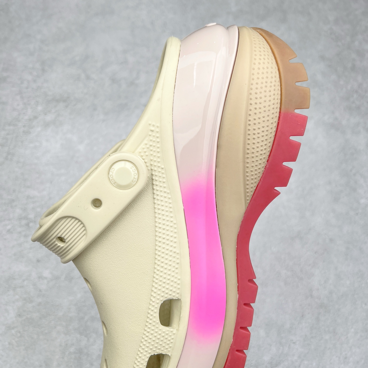 图片[7]-＃DG莞产 Crocs Classic Clog 卡骆驰光轮休闲沙滩洞洞鞋拖鞋凉鞋 透明防水袋包装 注意配件需单独购买 超轻Croslite专利材料打造 鞋面更加耐用易清洗 该鞋款轻盈舒适 2002年 经典克骆格诞生 秉承外形简单 穿着舒适的初衷 不断为消费者带来舒适的穿着体验 穿出“趣”味 鞋面洞洞可搭彰显个性的智必星 一鞋两穿 可调节式后跟带增添鞋身的稳固性能 放前面变成愜意舒适的凉拖 放后面行走跑跳更加稳妥 Croslite ™材料 封闭式细胞树脂 能够在体温作用下自动变形以适应脚部形状 涉水性优秀的同时易于清洁 抓地力强 不易打滑 Crocs的核心理念：轻便 灵活 全方位的舒适感 同步官方尺码：M4（36-37） M5（37-38）M6（38-39）M7（39-40）-选品中心