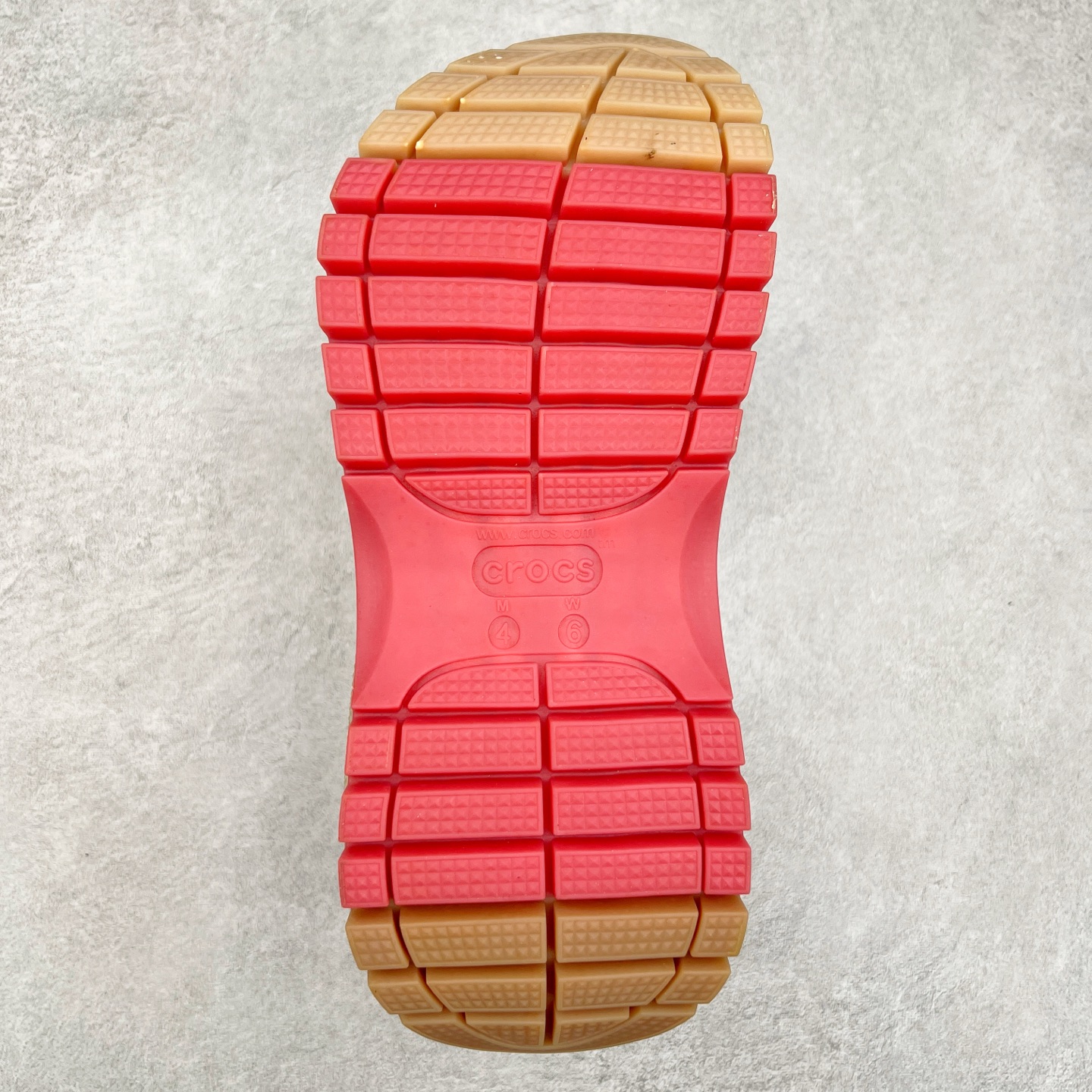 图片[9]-＃DG莞产 Crocs Classic Clog 卡骆驰光轮休闲沙滩洞洞鞋拖鞋凉鞋 透明防水袋包装 注意配件需单独购买 超轻Croslite专利材料打造 鞋面更加耐用易清洗 该鞋款轻盈舒适 2002年 经典克骆格诞生 秉承外形简单 穿着舒适的初衷 不断为消费者带来舒适的穿着体验 穿出“趣”味 鞋面洞洞可搭彰显个性的智必星 一鞋两穿 可调节式后跟带增添鞋身的稳固性能 放前面变成愜意舒适的凉拖 放后面行走跑跳更加稳妥 Croslite ™材料 封闭式细胞树脂 能够在体温作用下自动变形以适应脚部形状 涉水性优秀的同时易于清洁 抓地力强 不易打滑 Crocs的核心理念：轻便 灵活 全方位的舒适感 同步官方尺码：M4（36-37） M5（37-38）M6（38-39）M7（39-40）-选品中心