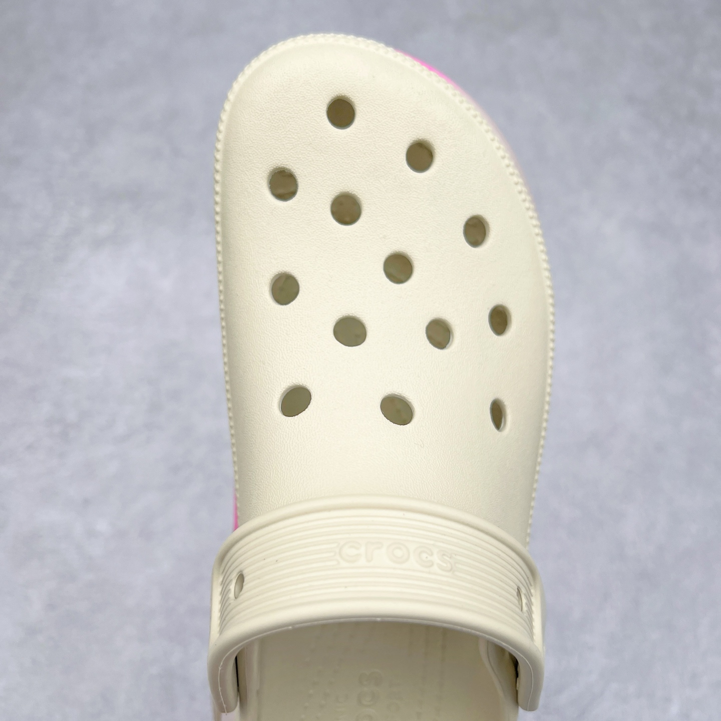 图片[4]-＃DG莞产 Crocs Classic Clog 卡骆驰光轮休闲沙滩洞洞鞋拖鞋凉鞋 透明防水袋包装 注意配件需单独购买 超轻Croslite专利材料打造 鞋面更加耐用易清洗 该鞋款轻盈舒适 2002年 经典克骆格诞生 秉承外形简单 穿着舒适的初衷 不断为消费者带来舒适的穿着体验 穿出“趣”味 鞋面洞洞可搭彰显个性的智必星 一鞋两穿 可调节式后跟带增添鞋身的稳固性能 放前面变成愜意舒适的凉拖 放后面行走跑跳更加稳妥 Croslite ™材料 封闭式细胞树脂 能够在体温作用下自动变形以适应脚部形状 涉水性优秀的同时易于清洁 抓地力强 不易打滑 Crocs的核心理念：轻便 灵活 全方位的舒适感 同步官方尺码：M4（36-37） M5（37-38）M6（38-39）M7（39-40）-选品中心