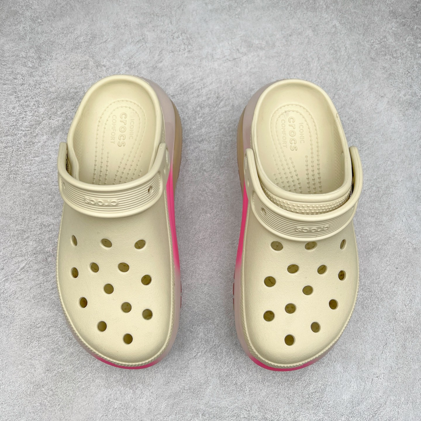 图片[2]-＃DG莞产 Crocs Classic Clog 卡骆驰光轮休闲沙滩洞洞鞋拖鞋凉鞋 透明防水袋包装 注意配件需单独购买 超轻Croslite专利材料打造 鞋面更加耐用易清洗 该鞋款轻盈舒适 2002年 经典克骆格诞生 秉承外形简单 穿着舒适的初衷 不断为消费者带来舒适的穿着体验 穿出“趣”味 鞋面洞洞可搭彰显个性的智必星 一鞋两穿 可调节式后跟带增添鞋身的稳固性能 放前面变成愜意舒适的凉拖 放后面行走跑跳更加稳妥 Croslite ™材料 封闭式细胞树脂 能够在体温作用下自动变形以适应脚部形状 涉水性优秀的同时易于清洁 抓地力强 不易打滑 Crocs的核心理念：轻便 灵活 全方位的舒适感 同步官方尺码：M4（36-37） M5（37-38）M6（38-39）M7（39-40）-选品中心