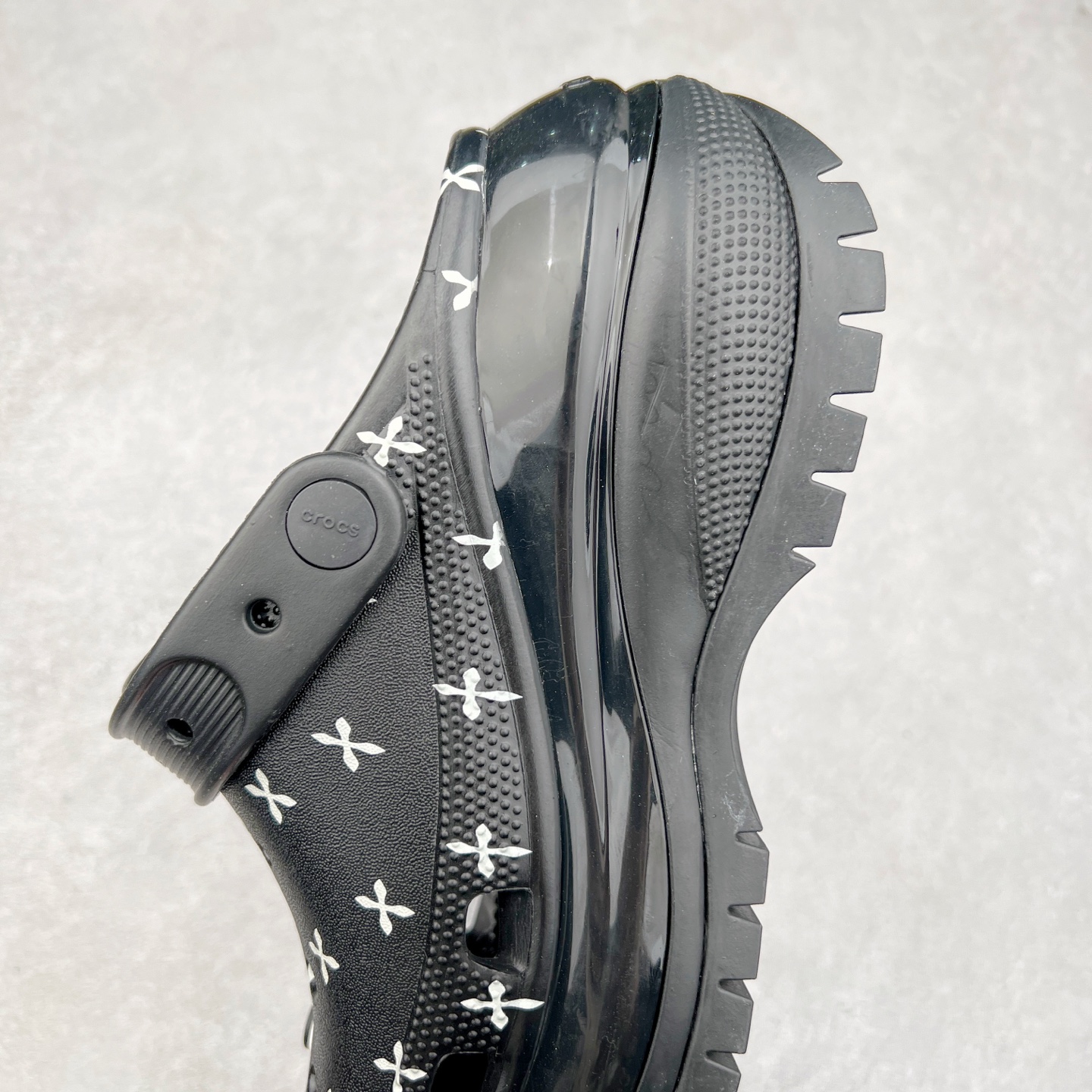 图片[7]-＃DG莞产 Crocs Classic Clog 卡骆驰光轮休闲沙滩洞洞鞋拖鞋凉鞋 透明防水袋包装 注意配件需单独购买 超轻Croslite专利材料打造 鞋面更加耐用易清洗 该鞋款轻盈舒适 2002年 经典克骆格诞生 秉承外形简单 穿着舒适的初衷 不断为消费者带来舒适的穿着体验 穿出“趣”味 鞋面洞洞可搭彰显个性的智必星 一鞋两穿 可调节式后跟带增添鞋身的稳固性能 放前面变成愜意舒适的凉拖 放后面行走跑跳更加稳妥 Croslite ™材料 封闭式细胞树脂 能够在体温作用下自动变形以适应脚部形状 涉水性优秀的同时易于清洁 抓地力强 不易打滑 Crocs的核心理念：轻便 灵活 全方位的舒适感 同步官方尺码：M4（36-37） M5（37-38）M6（38-39）M7（39-40）-选品中心