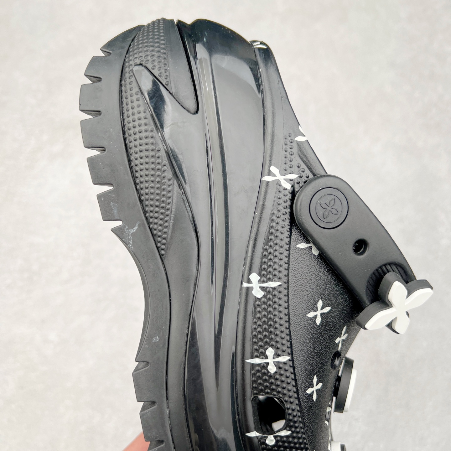 图片[6]-＃DG莞产 Crocs Classic Clog 卡骆驰光轮休闲沙滩洞洞鞋拖鞋凉鞋 透明防水袋包装 注意配件需单独购买 超轻Croslite专利材料打造 鞋面更加耐用易清洗 该鞋款轻盈舒适 2002年 经典克骆格诞生 秉承外形简单 穿着舒适的初衷 不断为消费者带来舒适的穿着体验 穿出“趣”味 鞋面洞洞可搭彰显个性的智必星 一鞋两穿 可调节式后跟带增添鞋身的稳固性能 放前面变成愜意舒适的凉拖 放后面行走跑跳更加稳妥 Croslite ™材料 封闭式细胞树脂 能够在体温作用下自动变形以适应脚部形状 涉水性优秀的同时易于清洁 抓地力强 不易打滑 Crocs的核心理念：轻便 灵活 全方位的舒适感 同步官方尺码：M4（36-37） M5（37-38）M6（38-39）M7（39-40）-选品中心