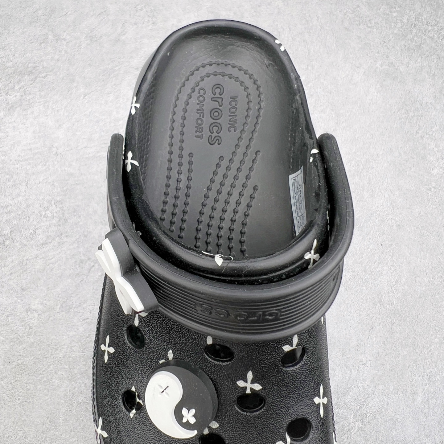 图片[5]-＃DG莞产 Crocs Classic Clog 卡骆驰光轮休闲沙滩洞洞鞋拖鞋凉鞋 透明防水袋包装 注意配件需单独购买 超轻Croslite专利材料打造 鞋面更加耐用易清洗 该鞋款轻盈舒适 2002年 经典克骆格诞生 秉承外形简单 穿着舒适的初衷 不断为消费者带来舒适的穿着体验 穿出“趣”味 鞋面洞洞可搭彰显个性的智必星 一鞋两穿 可调节式后跟带增添鞋身的稳固性能 放前面变成愜意舒适的凉拖 放后面行走跑跳更加稳妥 Croslite ™材料 封闭式细胞树脂 能够在体温作用下自动变形以适应脚部形状 涉水性优秀的同时易于清洁 抓地力强 不易打滑 Crocs的核心理念：轻便 灵活 全方位的舒适感 同步官方尺码：M4（36-37） M5（37-38）M6（38-39）M7（39-40）-选品中心