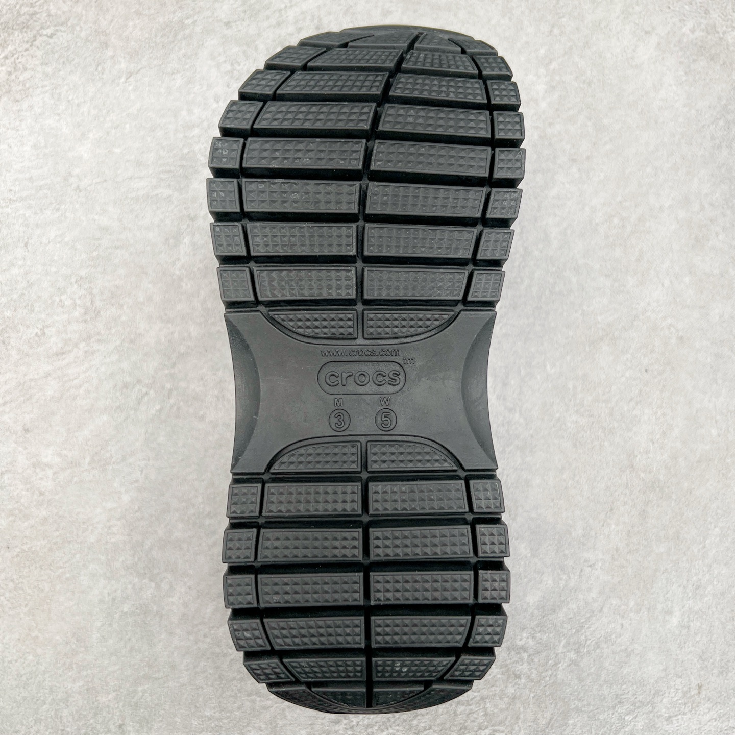 图片[9]-＃DG莞产 Crocs Classic Clog 卡骆驰光轮休闲沙滩洞洞鞋拖鞋凉鞋 透明防水袋包装 注意配件需单独购买 超轻Croslite专利材料打造 鞋面更加耐用易清洗 该鞋款轻盈舒适 2002年 经典克骆格诞生 秉承外形简单 穿着舒适的初衷 不断为消费者带来舒适的穿着体验 穿出“趣”味 鞋面洞洞可搭彰显个性的智必星 一鞋两穿 可调节式后跟带增添鞋身的稳固性能 放前面变成愜意舒适的凉拖 放后面行走跑跳更加稳妥 Croslite ™材料 封闭式细胞树脂 能够在体温作用下自动变形以适应脚部形状 涉水性优秀的同时易于清洁 抓地力强 不易打滑 Crocs的核心理念：轻便 灵活 全方位的舒适感 同步官方尺码：M4（36-37） M5（37-38）M6（38-39）M7（39-40）-选品中心