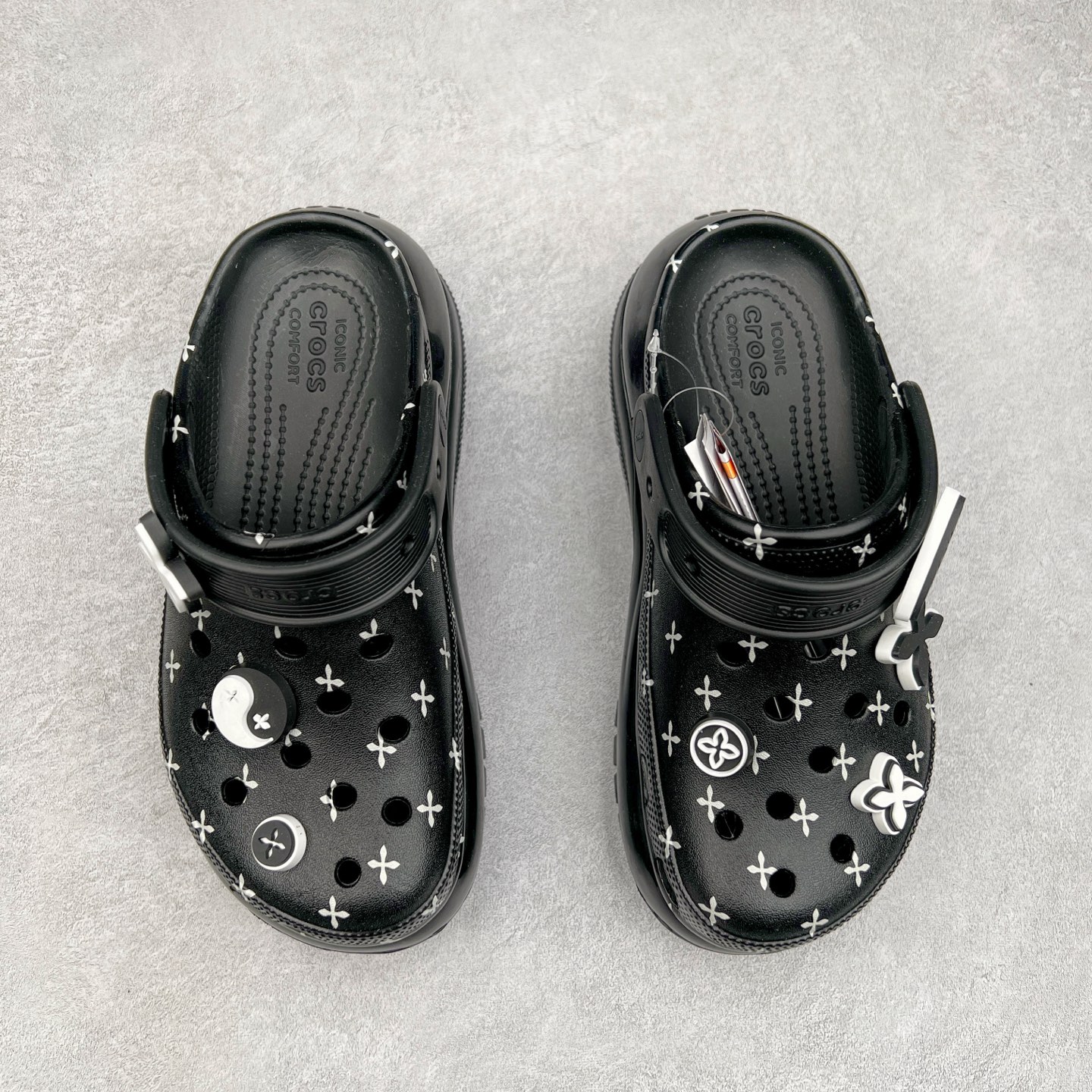 图片[2]-＃DG莞产 Crocs Classic Clog 卡骆驰光轮休闲沙滩洞洞鞋拖鞋凉鞋 透明防水袋包装 注意配件需单独购买 超轻Croslite专利材料打造 鞋面更加耐用易清洗 该鞋款轻盈舒适 2002年 经典克骆格诞生 秉承外形简单 穿着舒适的初衷 不断为消费者带来舒适的穿着体验 穿出“趣”味 鞋面洞洞可搭彰显个性的智必星 一鞋两穿 可调节式后跟带增添鞋身的稳固性能 放前面变成愜意舒适的凉拖 放后面行走跑跳更加稳妥 Croslite ™材料 封闭式细胞树脂 能够在体温作用下自动变形以适应脚部形状 涉水性优秀的同时易于清洁 抓地力强 不易打滑 Crocs的核心理念：轻便 灵活 全方位的舒适感 同步官方尺码：M4（36-37） M5（37-38）M6（38-39）M7（39-40）-选品中心