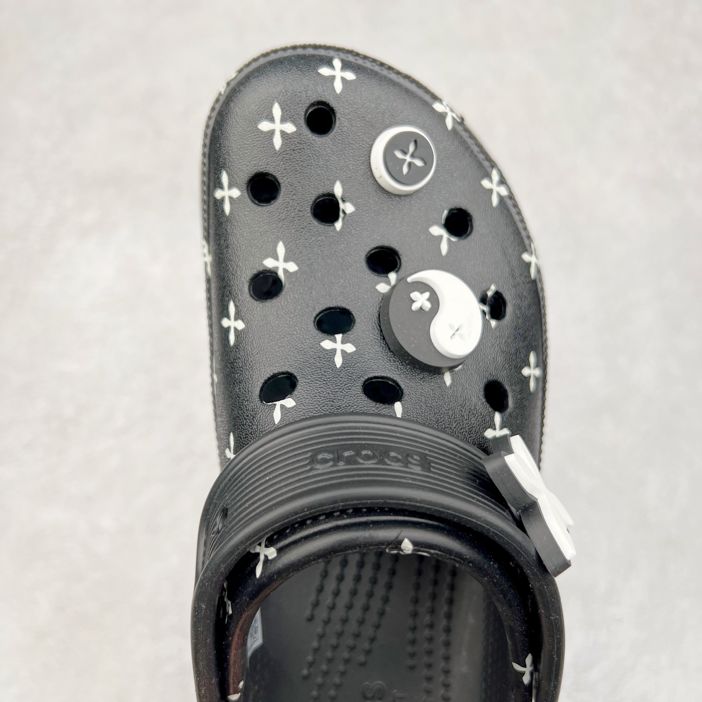 图片[4]-＃DG莞产 Crocs Classic Clog 卡骆驰光轮休闲沙滩洞洞鞋拖鞋凉鞋 透明防水袋包装 注意配件需单独购买 超轻Croslite专利材料打造 鞋面更加耐用易清洗 该鞋款轻盈舒适 2002年 经典克骆格诞生 秉承外形简单 穿着舒适的初衷 不断为消费者带来舒适的穿着体验 穿出“趣”味 鞋面洞洞可搭彰显个性的智必星 一鞋两穿 可调节式后跟带增添鞋身的稳固性能 放前面变成愜意舒适的凉拖 放后面行走跑跳更加稳妥 Croslite ™材料 封闭式细胞树脂 能够在体温作用下自动变形以适应脚部形状 涉水性优秀的同时易于清洁 抓地力强 不易打滑 Crocs的核心理念：轻便 灵活 全方位的舒适感 同步官方尺码：M4（36-37） M5（37-38）M6（38-39）M7（39-40）-选品中心