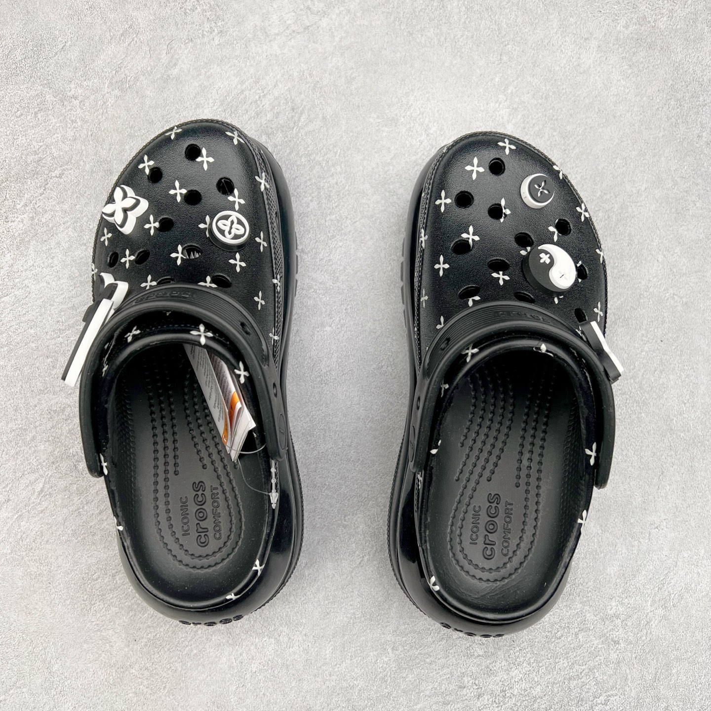 图片[3]-＃DG莞产 Crocs Classic Clog 卡骆驰光轮休闲沙滩洞洞鞋拖鞋凉鞋 透明防水袋包装 注意配件需单独购买 超轻Croslite专利材料打造 鞋面更加耐用易清洗 该鞋款轻盈舒适 2002年 经典克骆格诞生 秉承外形简单 穿着舒适的初衷 不断为消费者带来舒适的穿着体验 穿出“趣”味 鞋面洞洞可搭彰显个性的智必星 一鞋两穿 可调节式后跟带增添鞋身的稳固性能 放前面变成愜意舒适的凉拖 放后面行走跑跳更加稳妥 Croslite ™材料 封闭式细胞树脂 能够在体温作用下自动变形以适应脚部形状 涉水性优秀的同时易于清洁 抓地力强 不易打滑 Crocs的核心理念：轻便 灵活 全方位的舒适感 同步官方尺码：M4（36-37） M5（37-38）M6（38-39）M7（39-40）-选品中心