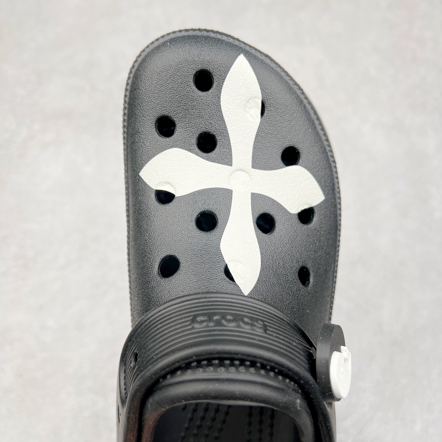 图片[4]-＃DG莞产 Crocs Classic Clog 卡骆驰光轮休闲沙滩洞洞鞋拖鞋凉鞋 透明防水袋包装 注意配件需单独购买 超轻Croslite专利材料打造 鞋面更加耐用易清洗 该鞋款轻盈舒适 2002年 经典克骆格诞生 秉承外形简单 穿着舒适的初衷 不断为消费者带来舒适的穿着体验 穿出“趣”味 鞋面洞洞可搭彰显个性的智必星 一鞋两穿 可调节式后跟带增添鞋身的稳固性能 放前面变成愜意舒适的凉拖 放后面行走跑跳更加稳妥 Croslite ™材料 封闭式细胞树脂 能够在体温作用下自动变形以适应脚部形状 涉水性优秀的同时易于清洁 抓地力强 不易打滑 Crocs的核心理念：轻便 灵活 全方位的舒适感 同步官方尺码：M4（36-37） M5（37-38）M6（38-39）M7（39-40）-选品中心