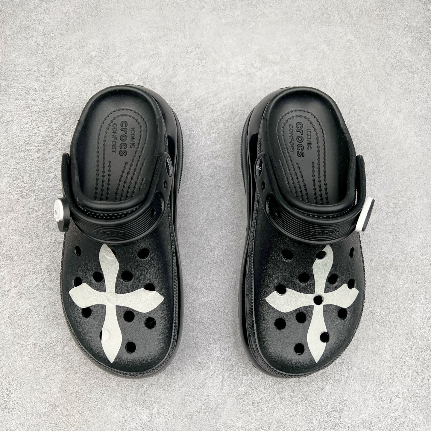 图片[2]-＃DG莞产 Crocs Classic Clog 卡骆驰光轮休闲沙滩洞洞鞋拖鞋凉鞋 透明防水袋包装 注意配件需单独购买 超轻Croslite专利材料打造 鞋面更加耐用易清洗 该鞋款轻盈舒适 2002年 经典克骆格诞生 秉承外形简单 穿着舒适的初衷 不断为消费者带来舒适的穿着体验 穿出“趣”味 鞋面洞洞可搭彰显个性的智必星 一鞋两穿 可调节式后跟带增添鞋身的稳固性能 放前面变成愜意舒适的凉拖 放后面行走跑跳更加稳妥 Croslite ™材料 封闭式细胞树脂 能够在体温作用下自动变形以适应脚部形状 涉水性优秀的同时易于清洁 抓地力强 不易打滑 Crocs的核心理念：轻便 灵活 全方位的舒适感 同步官方尺码：M4（36-37） M5（37-38）M6（38-39）M7（39-40）-选品中心