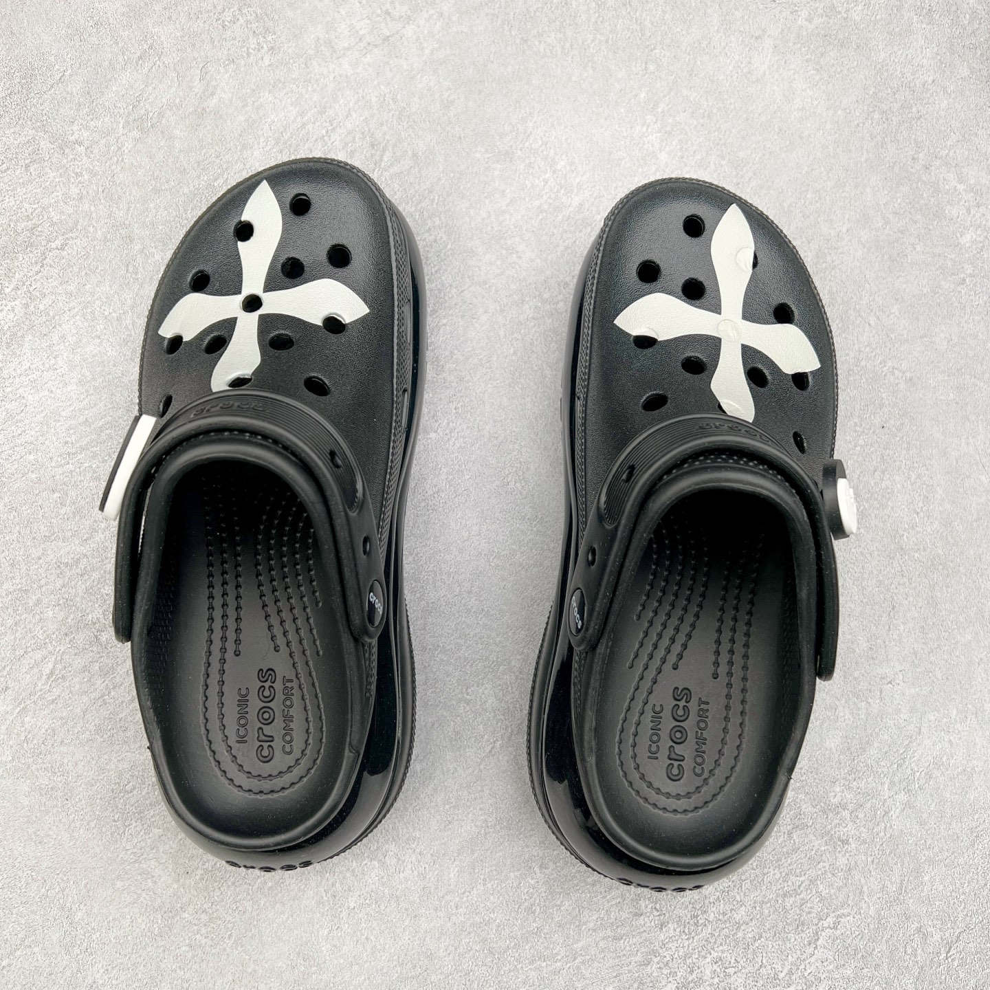 图片[3]-＃DG莞产 Crocs Classic Clog 卡骆驰光轮休闲沙滩洞洞鞋拖鞋凉鞋 透明防水袋包装 注意配件需单独购买 超轻Croslite专利材料打造 鞋面更加耐用易清洗 该鞋款轻盈舒适 2002年 经典克骆格诞生 秉承外形简单 穿着舒适的初衷 不断为消费者带来舒适的穿着体验 穿出“趣”味 鞋面洞洞可搭彰显个性的智必星 一鞋两穿 可调节式后跟带增添鞋身的稳固性能 放前面变成愜意舒适的凉拖 放后面行走跑跳更加稳妥 Croslite ™材料 封闭式细胞树脂 能够在体温作用下自动变形以适应脚部形状 涉水性优秀的同时易于清洁 抓地力强 不易打滑 Crocs的核心理念：轻便 灵活 全方位的舒适感 同步官方尺码：M4（36-37） M5（37-38）M6（38-39）M7（39-40）-选品中心