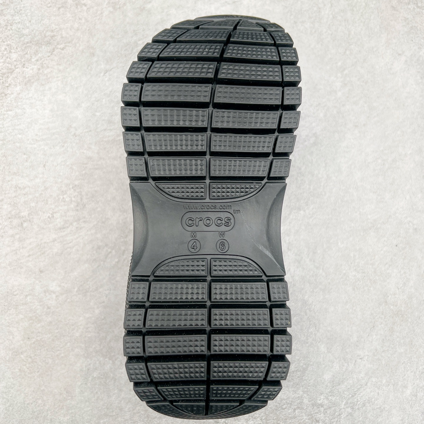 图片[9]-＃DG莞产 Crocs Classic Clog 卡骆驰光轮休闲沙滩洞洞鞋拖鞋凉鞋 透明防水袋包装 注意配件需单独购买 超轻Croslite专利材料打造 鞋面更加耐用易清洗 该鞋款轻盈舒适 2002年 经典克骆格诞生 秉承外形简单 穿着舒适的初衷 不断为消费者带来舒适的穿着体验 穿出“趣”味 鞋面洞洞可搭彰显个性的智必星 一鞋两穿 可调节式后跟带增添鞋身的稳固性能 放前面变成愜意舒适的凉拖 放后面行走跑跳更加稳妥 Croslite ™材料 封闭式细胞树脂 能够在体温作用下自动变形以适应脚部形状 涉水性优秀的同时易于清洁 抓地力强 不易打滑 Crocs的核心理念：轻便 灵活 全方位的舒适感 同步官方尺码：M4（36-37） M5（37-38）M6（38-39）M7（39-40）-选品中心