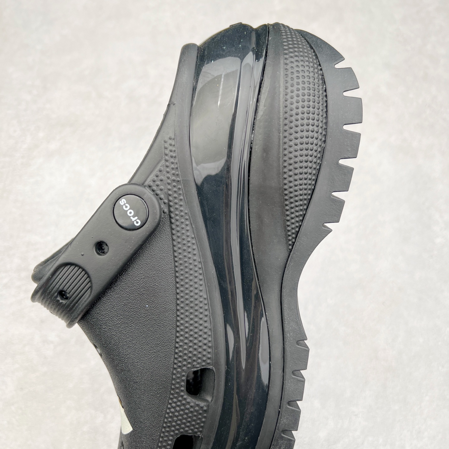 图片[7]-＃DG莞产 Crocs Classic Clog 卡骆驰光轮休闲沙滩洞洞鞋拖鞋凉鞋 透明防水袋包装 注意配件需单独购买 超轻Croslite专利材料打造 鞋面更加耐用易清洗 该鞋款轻盈舒适 2002年 经典克骆格诞生 秉承外形简单 穿着舒适的初衷 不断为消费者带来舒适的穿着体验 穿出“趣”味 鞋面洞洞可搭彰显个性的智必星 一鞋两穿 可调节式后跟带增添鞋身的稳固性能 放前面变成愜意舒适的凉拖 放后面行走跑跳更加稳妥 Croslite ™材料 封闭式细胞树脂 能够在体温作用下自动变形以适应脚部形状 涉水性优秀的同时易于清洁 抓地力强 不易打滑 Crocs的核心理念：轻便 灵活 全方位的舒适感 同步官方尺码：M4（36-37） M5（37-38）M6（38-39）M7（39-40）-选品中心