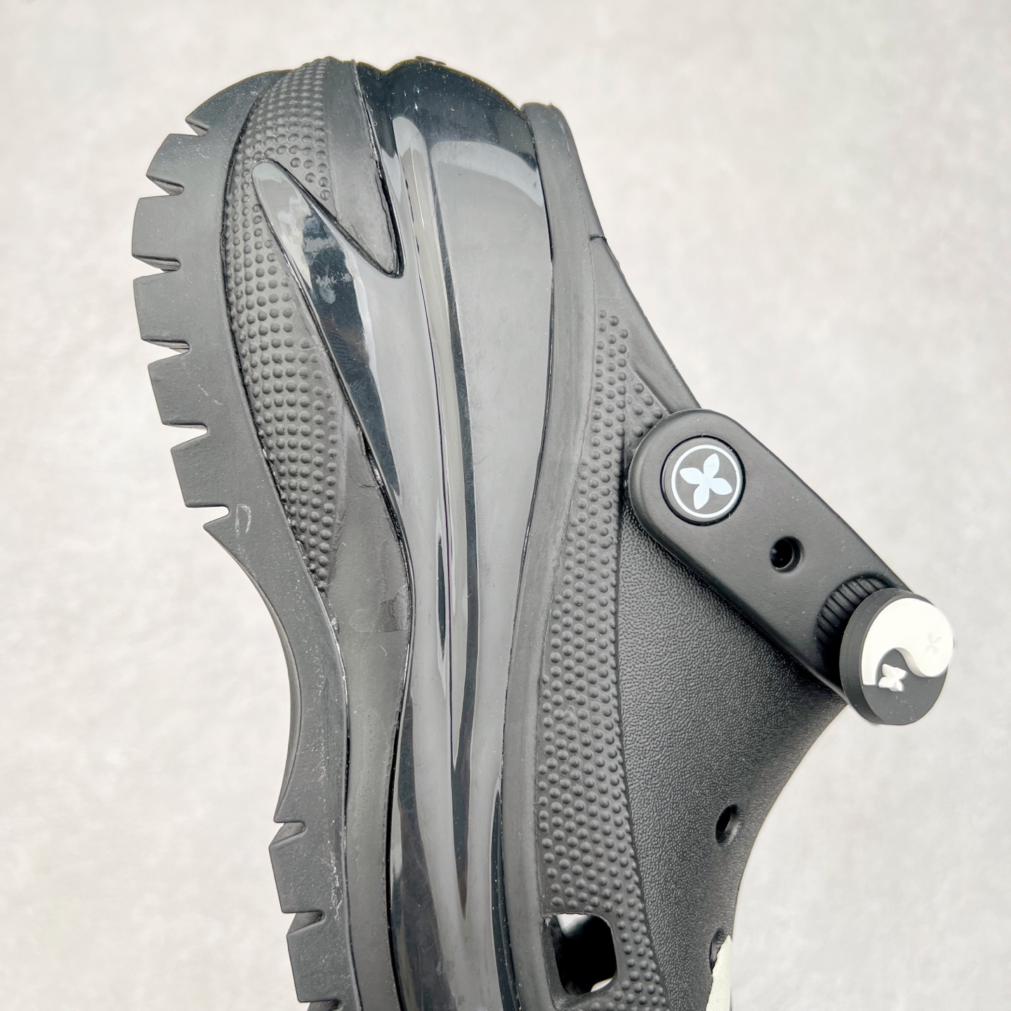 图片[6]-＃DG莞产 Crocs Classic Clog 卡骆驰光轮休闲沙滩洞洞鞋拖鞋凉鞋 透明防水袋包装 注意配件需单独购买 超轻Croslite专利材料打造 鞋面更加耐用易清洗 该鞋款轻盈舒适 2002年 经典克骆格诞生 秉承外形简单 穿着舒适的初衷 不断为消费者带来舒适的穿着体验 穿出“趣”味 鞋面洞洞可搭彰显个性的智必星 一鞋两穿 可调节式后跟带增添鞋身的稳固性能 放前面变成愜意舒适的凉拖 放后面行走跑跳更加稳妥 Croslite ™材料 封闭式细胞树脂 能够在体温作用下自动变形以适应脚部形状 涉水性优秀的同时易于清洁 抓地力强 不易打滑 Crocs的核心理念：轻便 灵活 全方位的舒适感 同步官方尺码：M4（36-37） M5（37-38）M6（38-39）M7（39-40）-选品中心