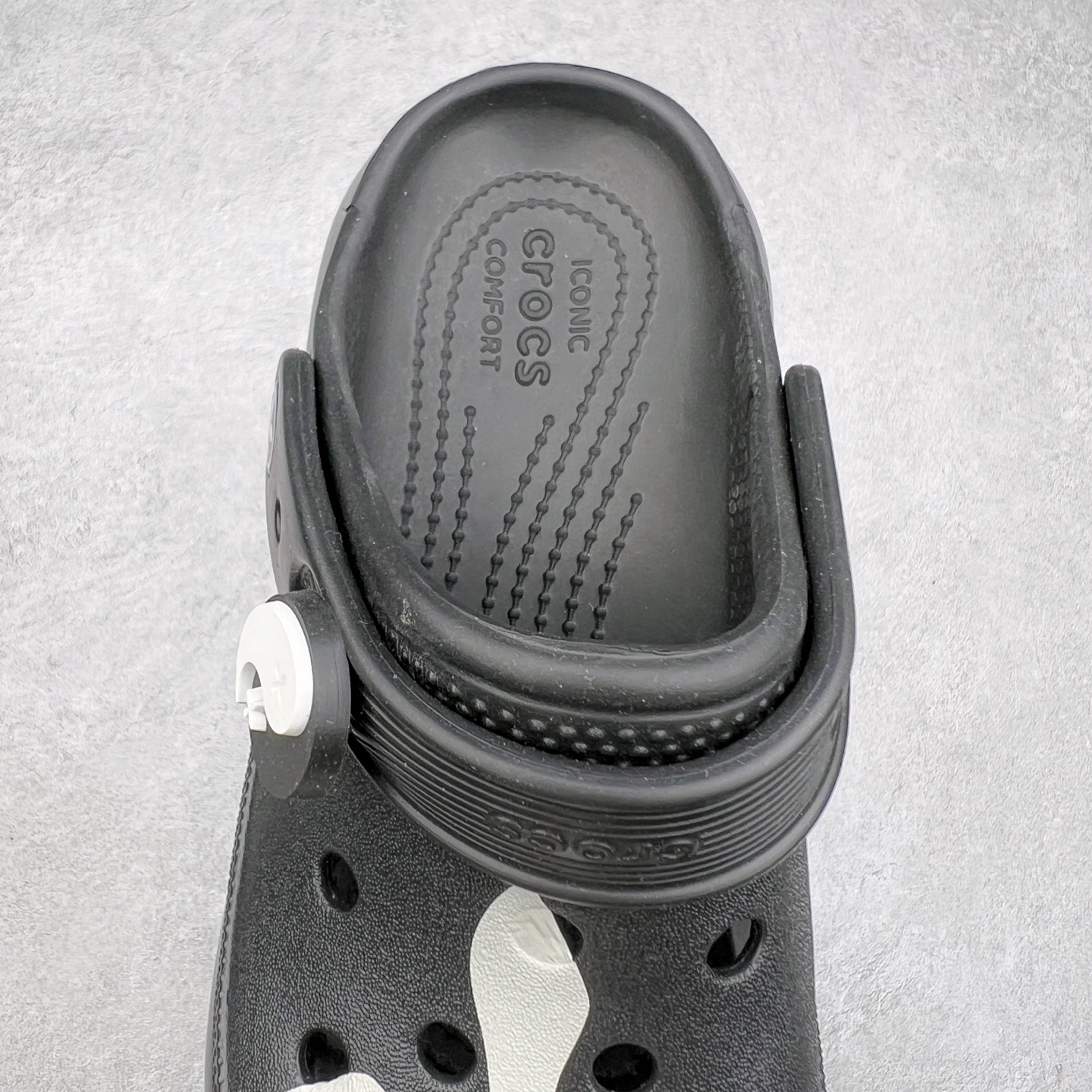 图片[5]-＃DG莞产 Crocs Classic Clog 卡骆驰光轮休闲沙滩洞洞鞋拖鞋凉鞋 透明防水袋包装 注意配件需单独购买 超轻Croslite专利材料打造 鞋面更加耐用易清洗 该鞋款轻盈舒适 2002年 经典克骆格诞生 秉承外形简单 穿着舒适的初衷 不断为消费者带来舒适的穿着体验 穿出“趣”味 鞋面洞洞可搭彰显个性的智必星 一鞋两穿 可调节式后跟带增添鞋身的稳固性能 放前面变成愜意舒适的凉拖 放后面行走跑跳更加稳妥 Croslite ™材料 封闭式细胞树脂 能够在体温作用下自动变形以适应脚部形状 涉水性优秀的同时易于清洁 抓地力强 不易打滑 Crocs的核心理念：轻便 灵活 全方位的舒适感 同步官方尺码：M4（36-37） M5（37-38）M6（38-39）M7（39-40）-选品中心