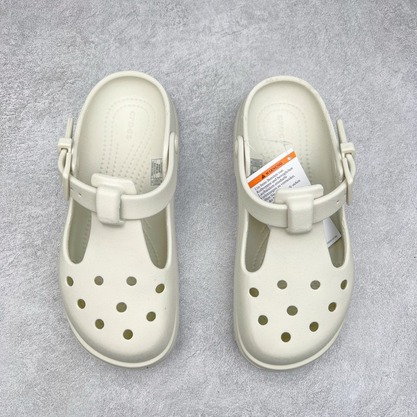 图片[2]-＃DG莞产 Crocs Classic Clog 卡骆驰经典简约休闲沙滩洞洞拖鞋凉鞋 玛丽珍款 透明防水袋包装 注意配件需单独购买 超轻Croslite专利材料打造 鞋面更加耐用易清洗 该鞋款轻盈舒适 2002年 经典克骆格诞生 秉承外形简单 穿着舒适的初衷 不断为消费者带来舒适的穿着体验 穿出“趣”味 鞋面洞洞可搭彰显个性的智必星 一鞋两穿 可调节式后跟带增添鞋身的稳固性能 放前面变成愜意舒适的凉拖 放后面行走跑跳更加稳妥 Croslite ™材料 封闭式细胞树脂 能够在体温作用下自动变形以适应脚部形状 涉水性优秀的同时易于清洁 抓地力强 不易打滑 Crocs的核心理念：轻便 灵活 全方位的舒适感 同步官方尺码：M4（36-37） M5（37-38）M6（38-39）M7（39-40）M8（41-42）M9（42-43）M10（43-44）M11（45-46）-选品中心