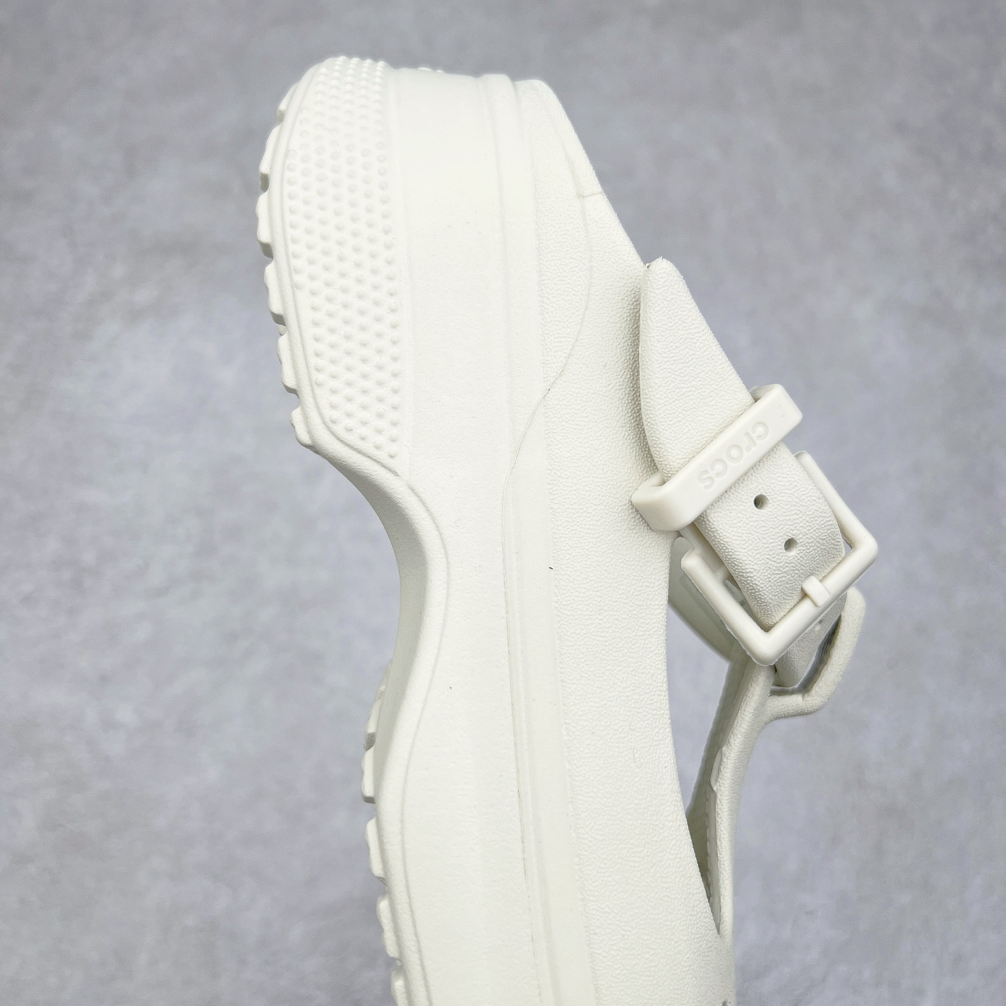 图片[6]-＃DG莞产 Crocs Classic Clog 卡骆驰经典简约休闲沙滩洞洞拖鞋凉鞋 玛丽珍款 透明防水袋包装 注意配件需单独购买 超轻Croslite专利材料打造 鞋面更加耐用易清洗 该鞋款轻盈舒适 2002年 经典克骆格诞生 秉承外形简单 穿着舒适的初衷 不断为消费者带来舒适的穿着体验 穿出“趣”味 鞋面洞洞可搭彰显个性的智必星 一鞋两穿 可调节式后跟带增添鞋身的稳固性能 放前面变成愜意舒适的凉拖 放后面行走跑跳更加稳妥 Croslite ™材料 封闭式细胞树脂 能够在体温作用下自动变形以适应脚部形状 涉水性优秀的同时易于清洁 抓地力强 不易打滑 Crocs的核心理念：轻便 灵活 全方位的舒适感 同步官方尺码：M4（36-37） M5（37-38）M6（38-39）M7（39-40）M8（41-42）M9（42-43）M10（43-44）M11（45-46）-选品中心