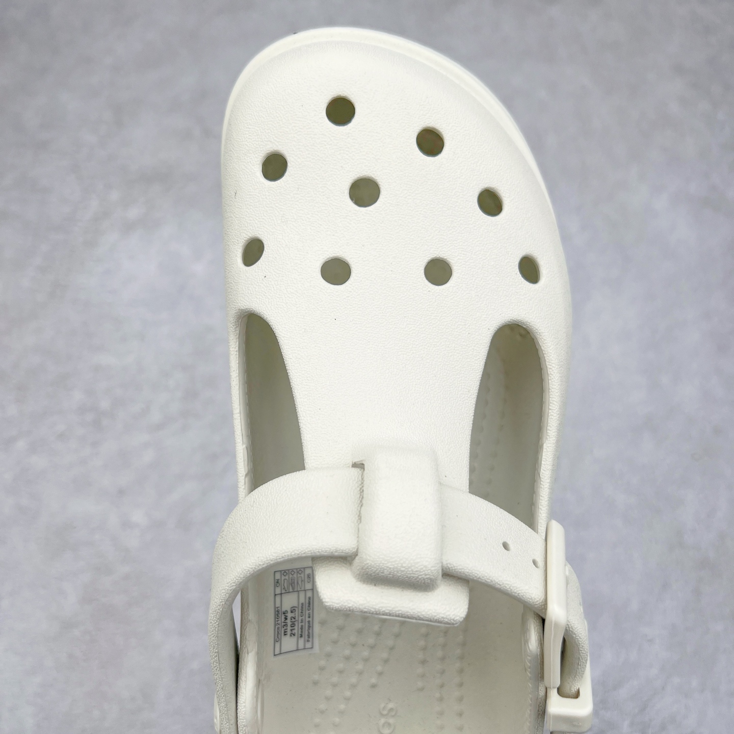 图片[4]-＃DG莞产 Crocs Classic Clog 卡骆驰经典简约休闲沙滩洞洞拖鞋凉鞋 玛丽珍款 透明防水袋包装 注意配件需单独购买 超轻Croslite专利材料打造 鞋面更加耐用易清洗 该鞋款轻盈舒适 2002年 经典克骆格诞生 秉承外形简单 穿着舒适的初衷 不断为消费者带来舒适的穿着体验 穿出“趣”味 鞋面洞洞可搭彰显个性的智必星 一鞋两穿 可调节式后跟带增添鞋身的稳固性能 放前面变成愜意舒适的凉拖 放后面行走跑跳更加稳妥 Croslite ™材料 封闭式细胞树脂 能够在体温作用下自动变形以适应脚部形状 涉水性优秀的同时易于清洁 抓地力强 不易打滑 Crocs的核心理念：轻便 灵活 全方位的舒适感 同步官方尺码：M4（36-37） M5（37-38）M6（38-39）M7（39-40）M8（41-42）M9（42-43）M10（43-44）M11（45-46）-选品中心