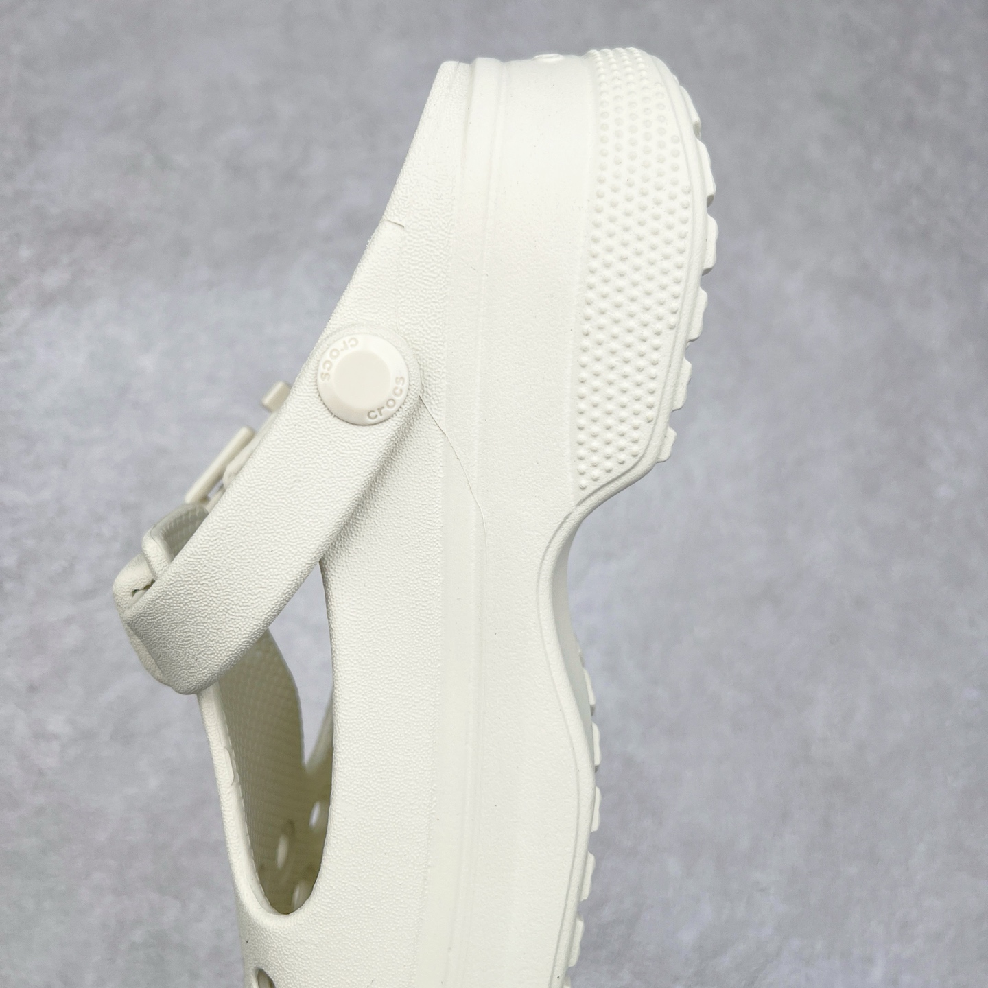 图片[7]-＃DG莞产 Crocs Classic Clog 卡骆驰经典简约休闲沙滩洞洞拖鞋凉鞋 玛丽珍款 透明防水袋包装 注意配件需单独购买 超轻Croslite专利材料打造 鞋面更加耐用易清洗 该鞋款轻盈舒适 2002年 经典克骆格诞生 秉承外形简单 穿着舒适的初衷 不断为消费者带来舒适的穿着体验 穿出“趣”味 鞋面洞洞可搭彰显个性的智必星 一鞋两穿 可调节式后跟带增添鞋身的稳固性能 放前面变成愜意舒适的凉拖 放后面行走跑跳更加稳妥 Croslite ™材料 封闭式细胞树脂 能够在体温作用下自动变形以适应脚部形状 涉水性优秀的同时易于清洁 抓地力强 不易打滑 Crocs的核心理念：轻便 灵活 全方位的舒适感 同步官方尺码：M4（36-37） M5（37-38）M6（38-39）M7（39-40）M8（41-42）M9（42-43）M10（43-44）M11（45-46）-选品中心