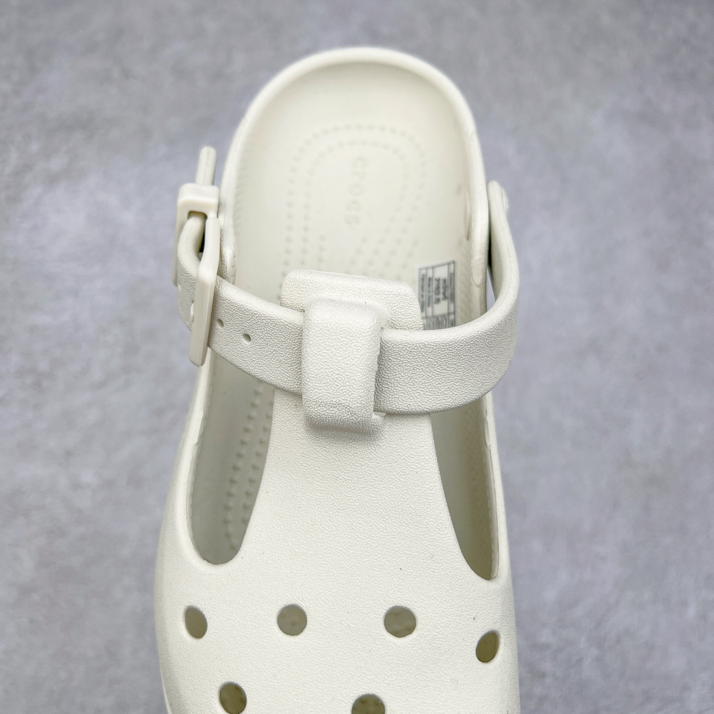 图片[5]-＃DG莞产 Crocs Classic Clog 卡骆驰经典简约休闲沙滩洞洞拖鞋凉鞋 玛丽珍款 透明防水袋包装 注意配件需单独购买 超轻Croslite专利材料打造 鞋面更加耐用易清洗 该鞋款轻盈舒适 2002年 经典克骆格诞生 秉承外形简单 穿着舒适的初衷 不断为消费者带来舒适的穿着体验 穿出“趣”味 鞋面洞洞可搭彰显个性的智必星 一鞋两穿 可调节式后跟带增添鞋身的稳固性能 放前面变成愜意舒适的凉拖 放后面行走跑跳更加稳妥 Croslite ™材料 封闭式细胞树脂 能够在体温作用下自动变形以适应脚部形状 涉水性优秀的同时易于清洁 抓地力强 不易打滑 Crocs的核心理念：轻便 灵活 全方位的舒适感 同步官方尺码：M4（36-37） M5（37-38）M6（38-39）M7（39-40）M8（41-42）M9（42-43）M10（43-44）M11（45-46）-选品中心