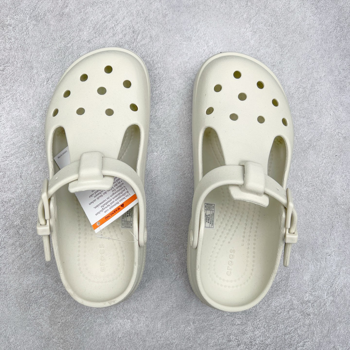 图片[3]-＃DG莞产 Crocs Classic Clog 卡骆驰经典简约休闲沙滩洞洞拖鞋凉鞋 玛丽珍款 透明防水袋包装 注意配件需单独购买 超轻Croslite专利材料打造 鞋面更加耐用易清洗 该鞋款轻盈舒适 2002年 经典克骆格诞生 秉承外形简单 穿着舒适的初衷 不断为消费者带来舒适的穿着体验 穿出“趣”味 鞋面洞洞可搭彰显个性的智必星 一鞋两穿 可调节式后跟带增添鞋身的稳固性能 放前面变成愜意舒适的凉拖 放后面行走跑跳更加稳妥 Croslite ™材料 封闭式细胞树脂 能够在体温作用下自动变形以适应脚部形状 涉水性优秀的同时易于清洁 抓地力强 不易打滑 Crocs的核心理念：轻便 灵活 全方位的舒适感 同步官方尺码：M4（36-37） M5（37-38）M6（38-39）M7（39-40）M8（41-42）M9（42-43）M10（43-44）M11（45-46）-选品中心