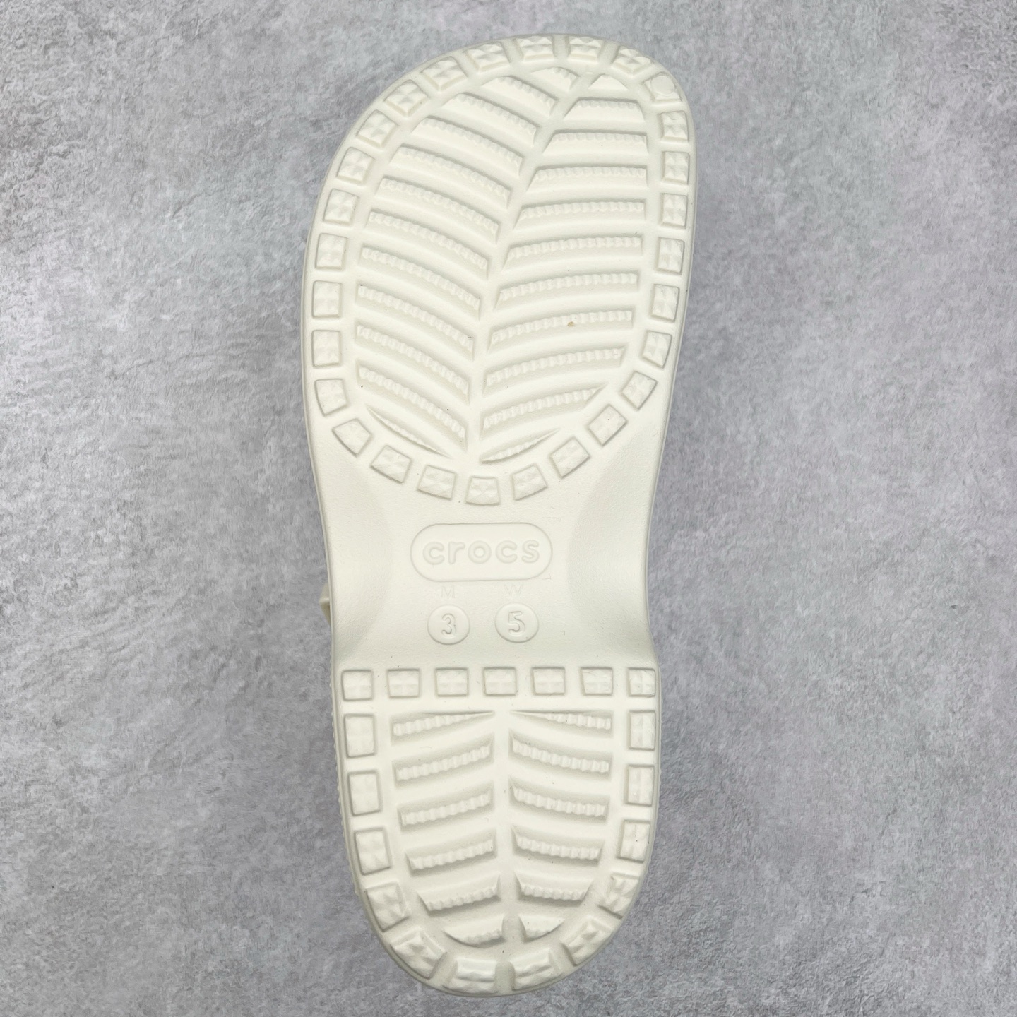 图片[9]-＃DG莞产 Crocs Classic Clog 卡骆驰经典简约休闲沙滩洞洞拖鞋凉鞋 玛丽珍款 透明防水袋包装 注意配件需单独购买 超轻Croslite专利材料打造 鞋面更加耐用易清洗 该鞋款轻盈舒适 2002年 经典克骆格诞生 秉承外形简单 穿着舒适的初衷 不断为消费者带来舒适的穿着体验 穿出“趣”味 鞋面洞洞可搭彰显个性的智必星 一鞋两穿 可调节式后跟带增添鞋身的稳固性能 放前面变成愜意舒适的凉拖 放后面行走跑跳更加稳妥 Croslite ™材料 封闭式细胞树脂 能够在体温作用下自动变形以适应脚部形状 涉水性优秀的同时易于清洁 抓地力强 不易打滑 Crocs的核心理念：轻便 灵活 全方位的舒适感 同步官方尺码：M4（36-37） M5（37-38）M6（38-39）M7（39-40）M8（41-42）M9（42-43）M10（43-44）M11（45-46）-选品中心